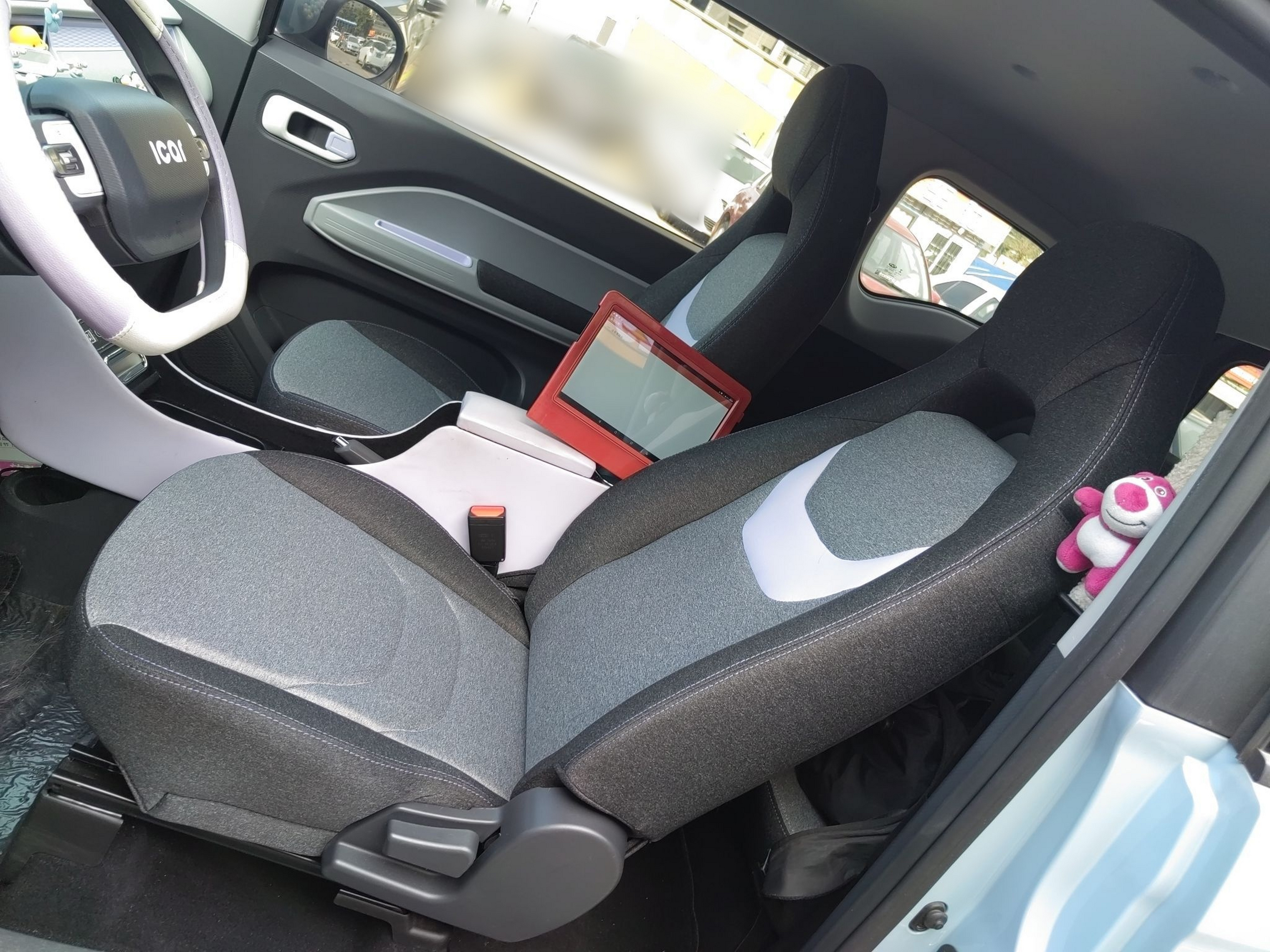 المقاعد الأمامية داخل السيارة