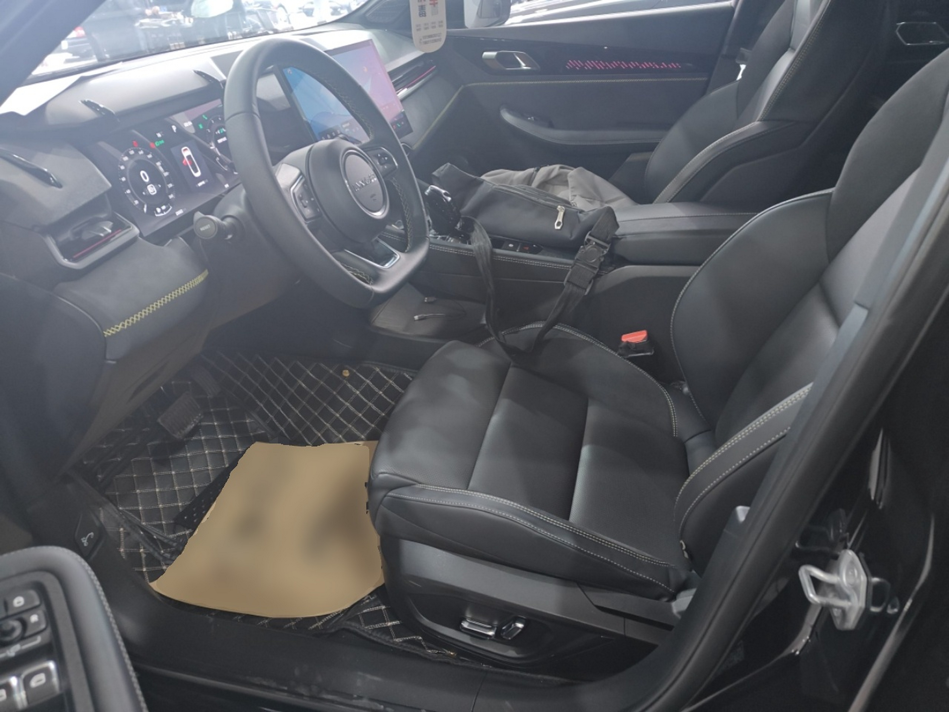 المقاعد الأمامية داخل السيارة