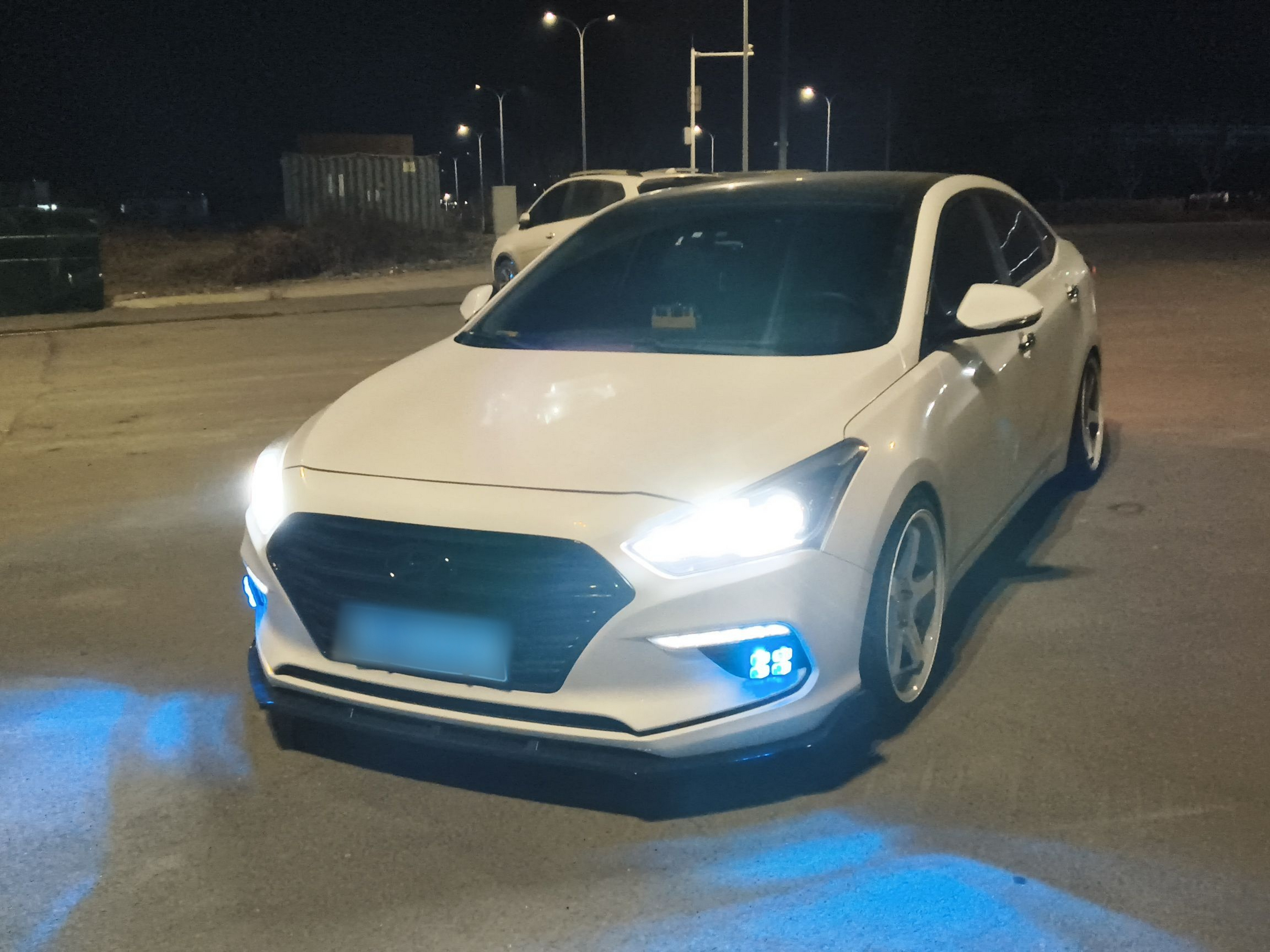 تحت مقدمة السيارة