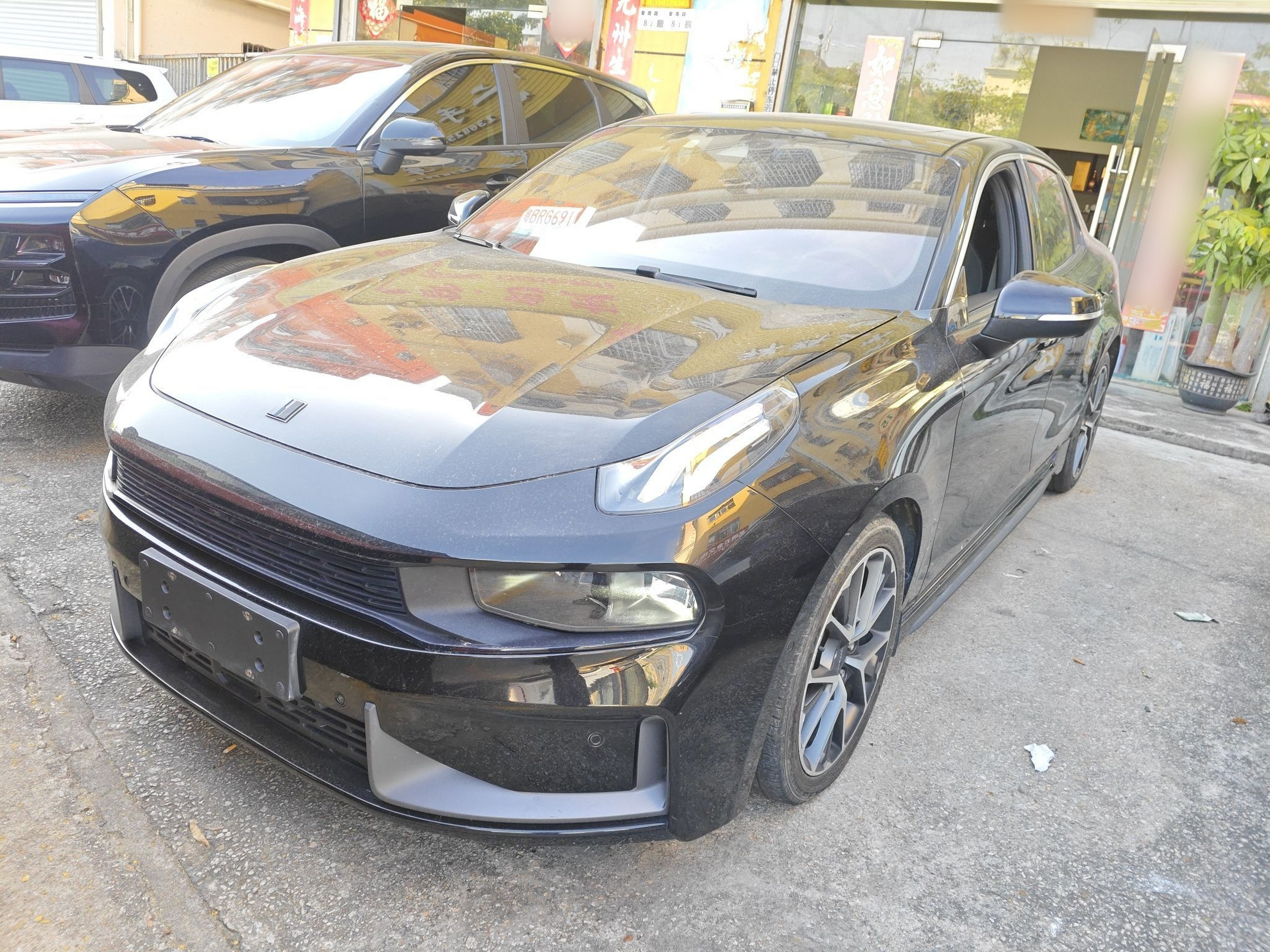 Под передней частью автомобиля