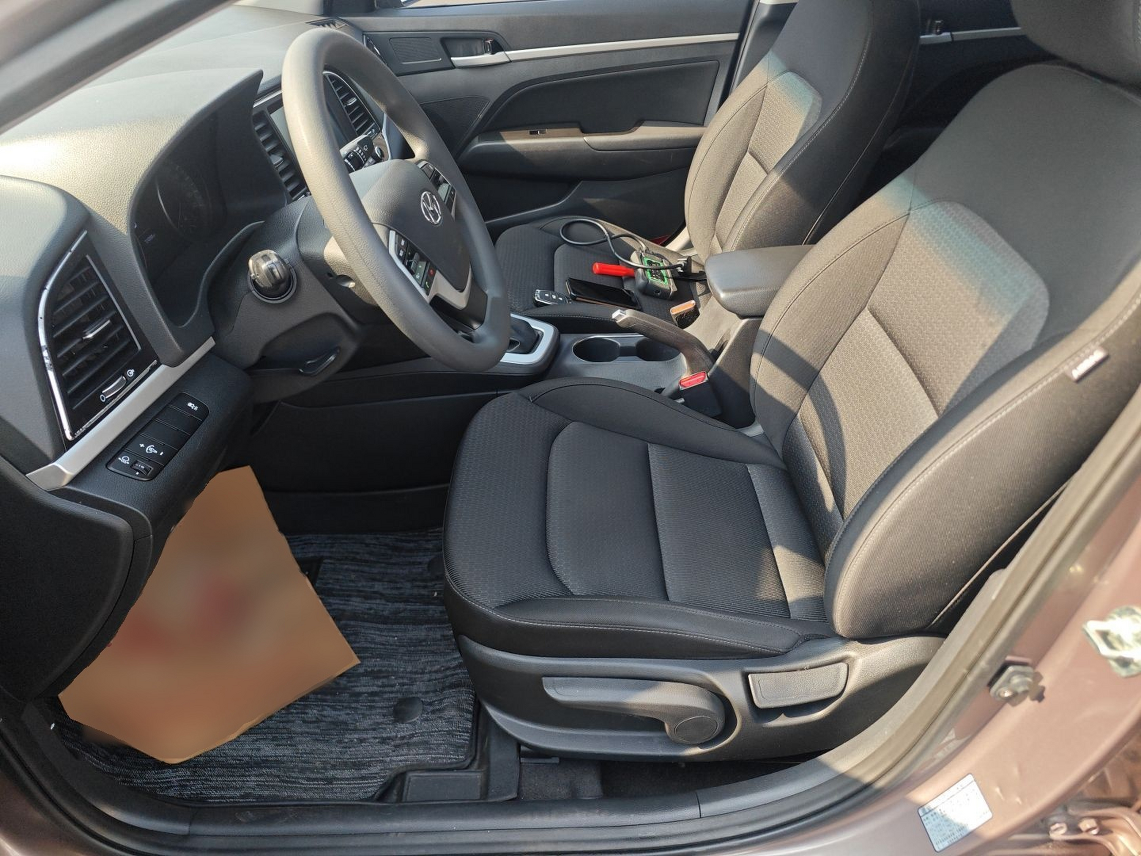 المقاعد الأمامية داخل السيارة