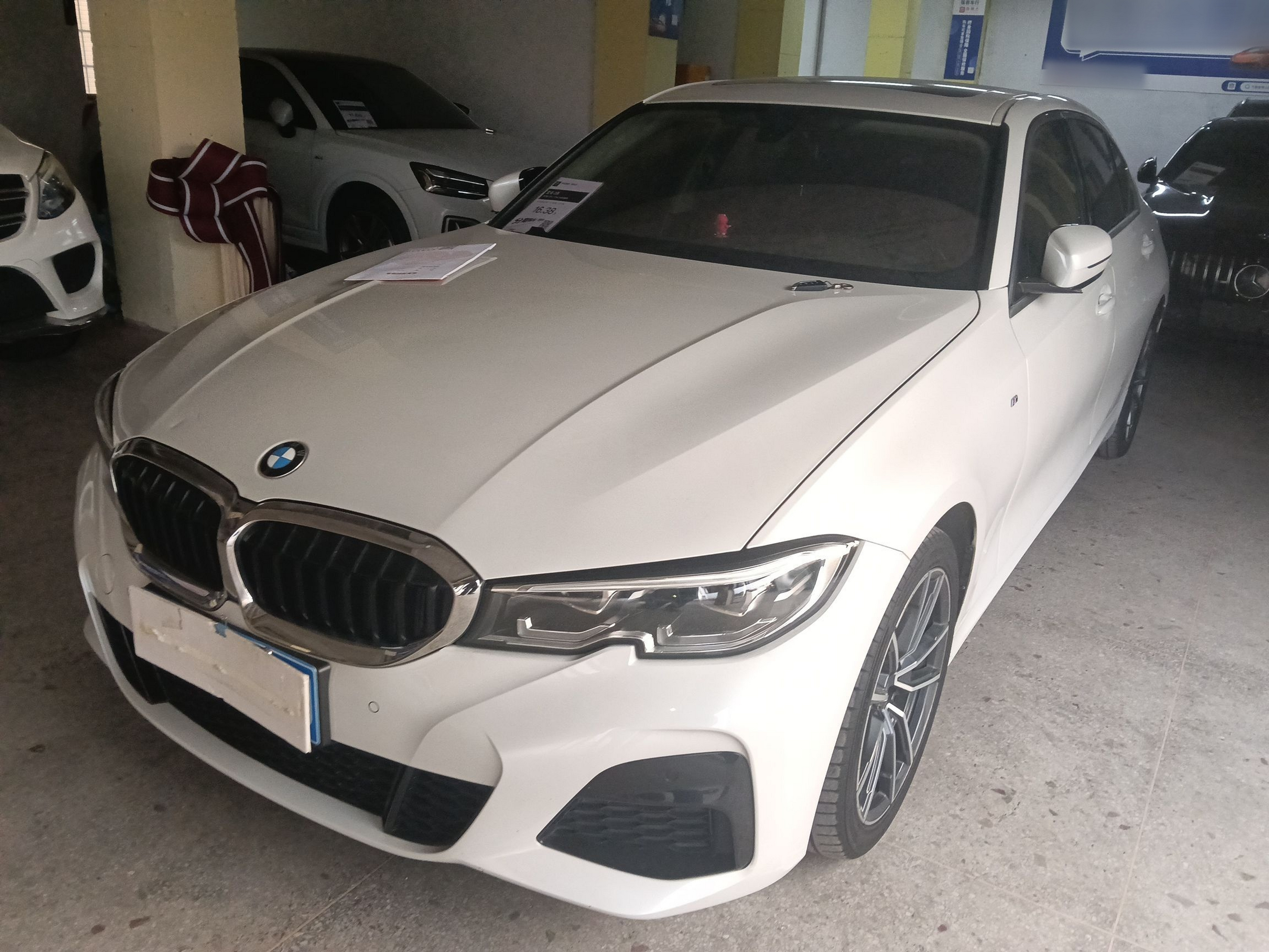 تحت مقدمة السيارة