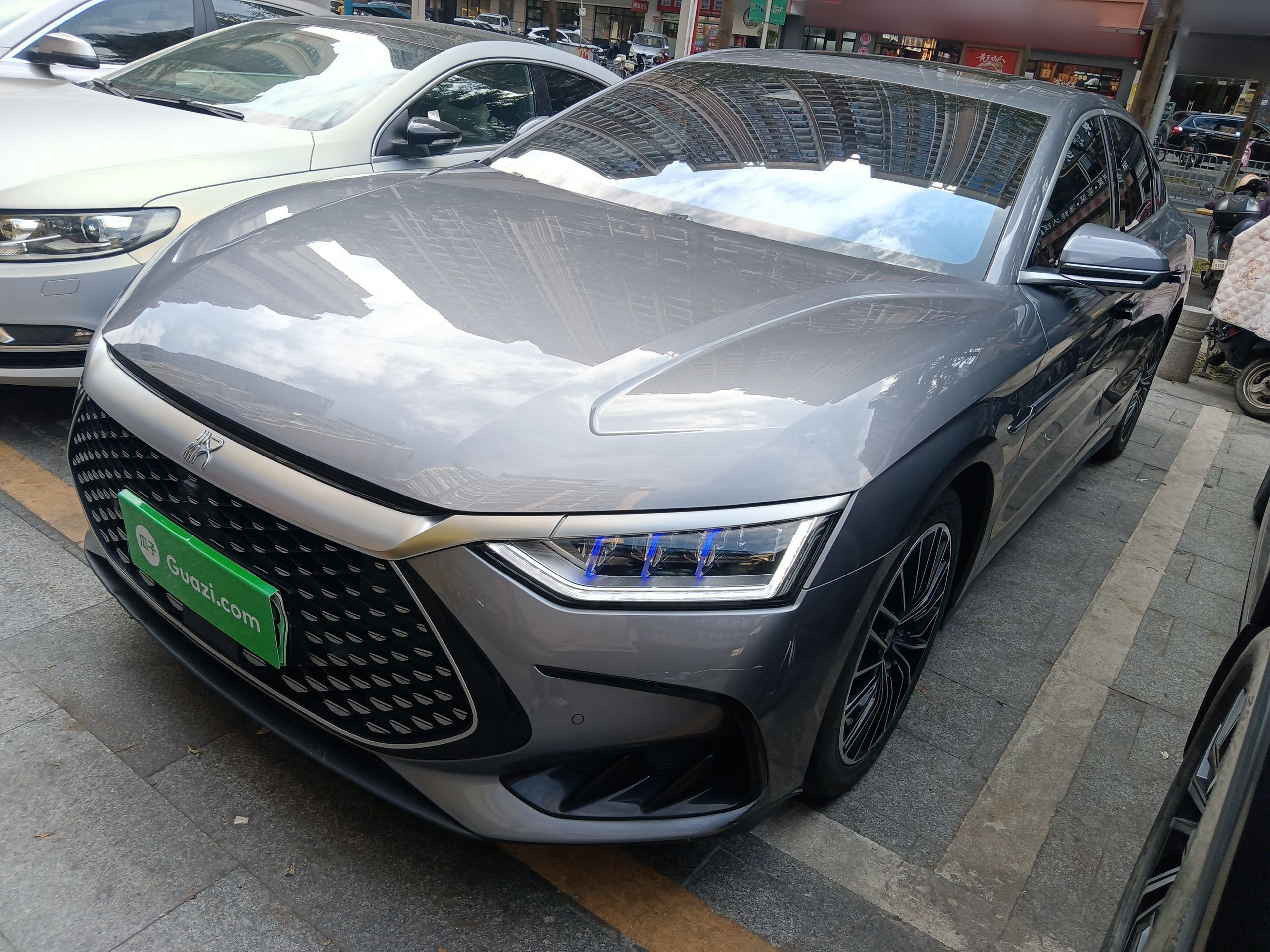 Под передней частью автомобиля