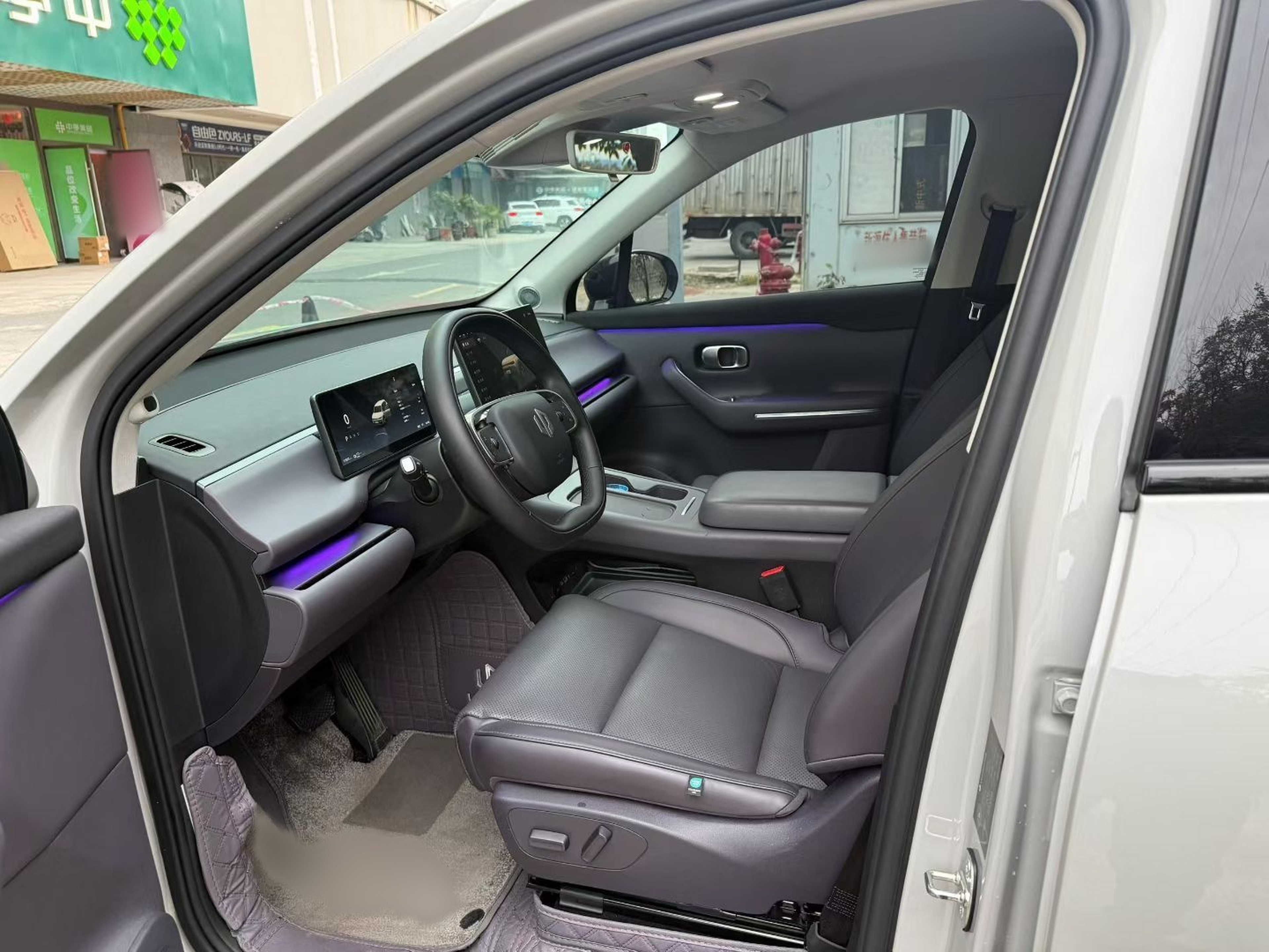 المقاعد الأمامية داخل السيارة