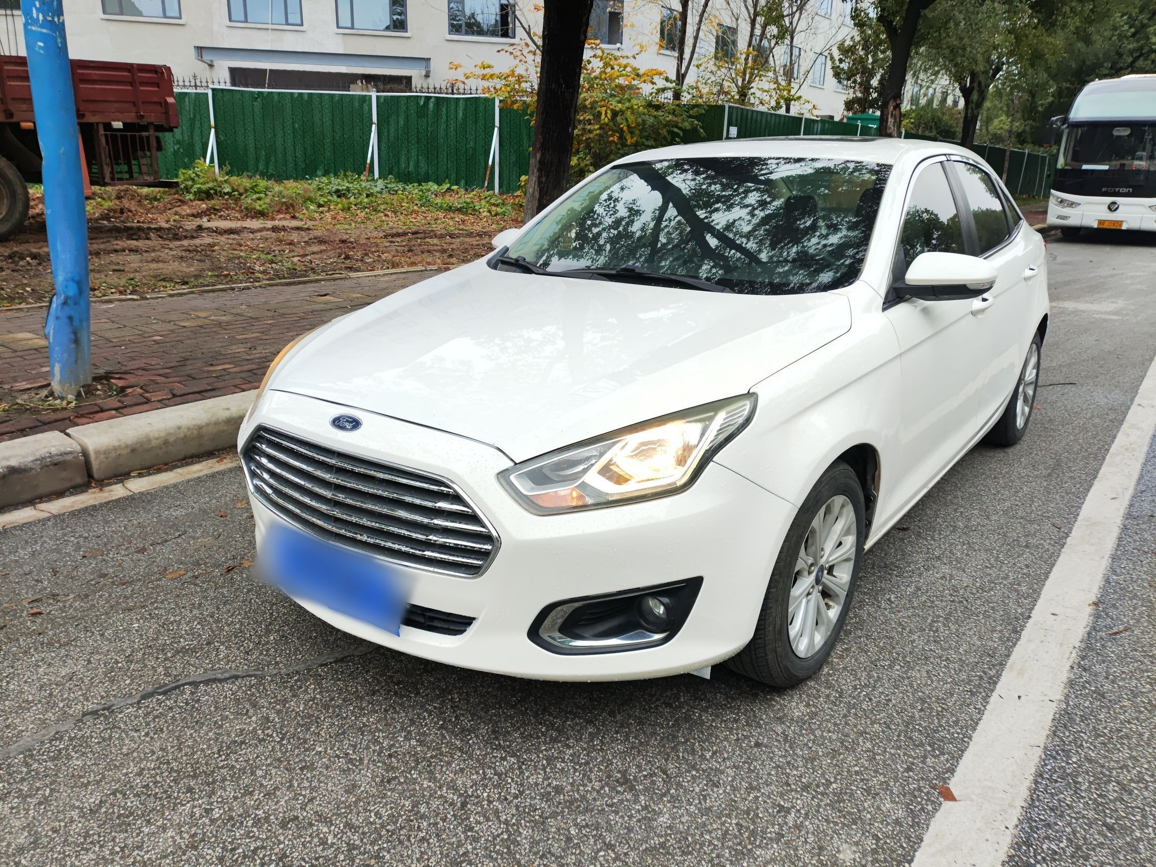 Под передней частью автомобиля