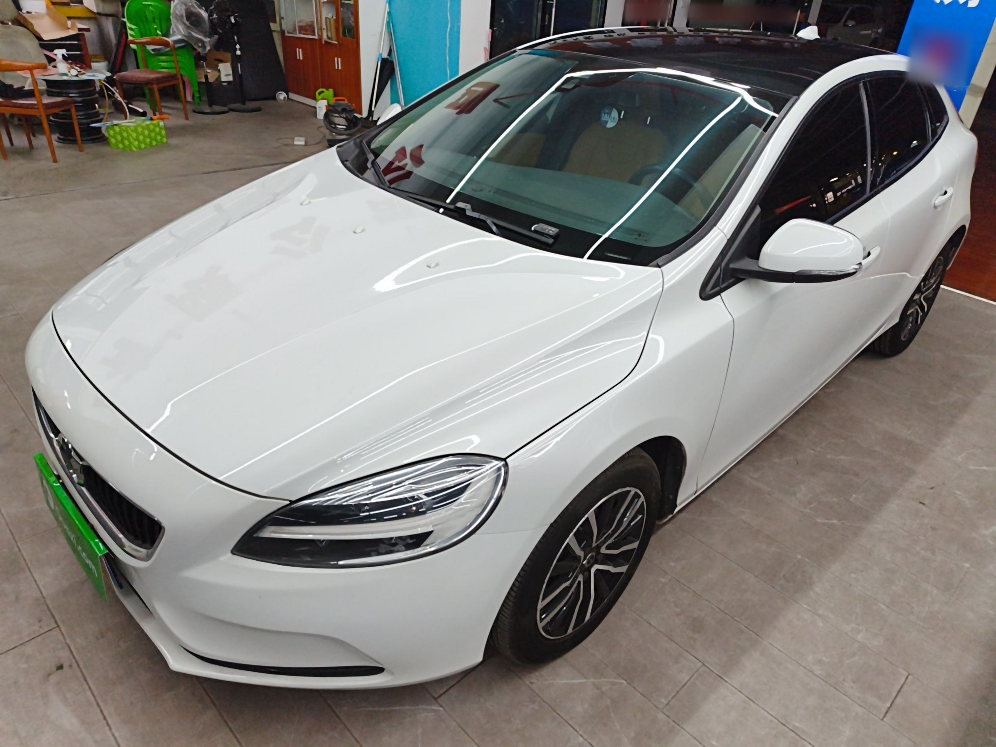 تحت مقدمة السيارة