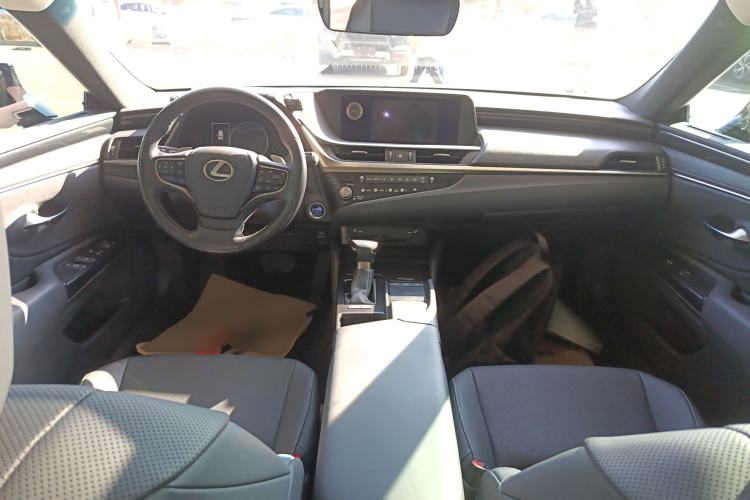 Used Lexus ES 2020 300h Premier Edition
