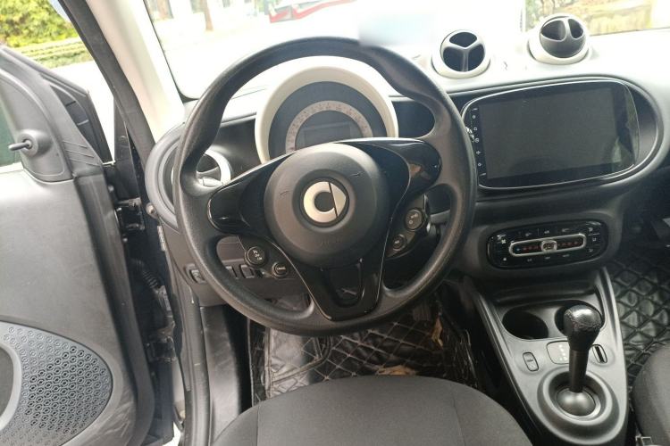 Used smart fortwo 2015 1.0L 52 kW hardtop Dynamic version
