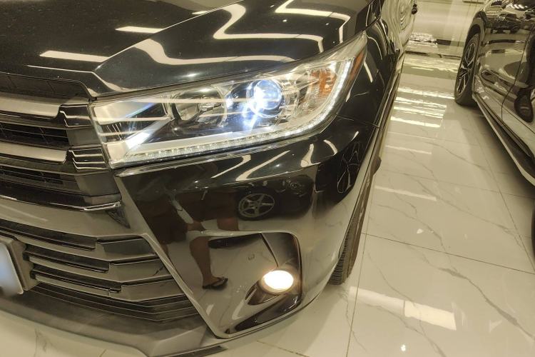 Used Toyota Highlander 2018 2.0T Four-Wheel Drive Luxury Edition 7 Seats China V Emission Standard
