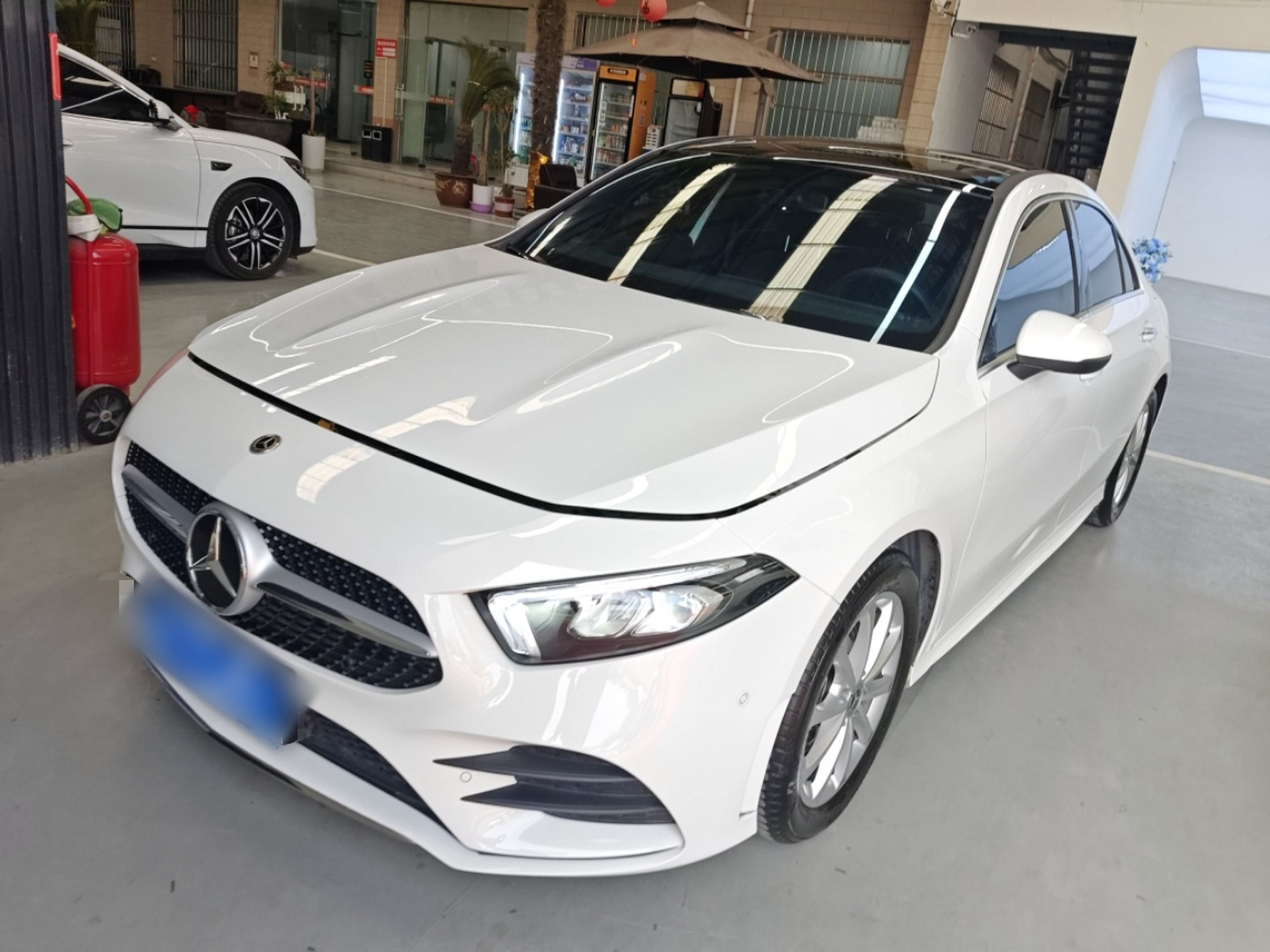 تحت مقدمة السيارة