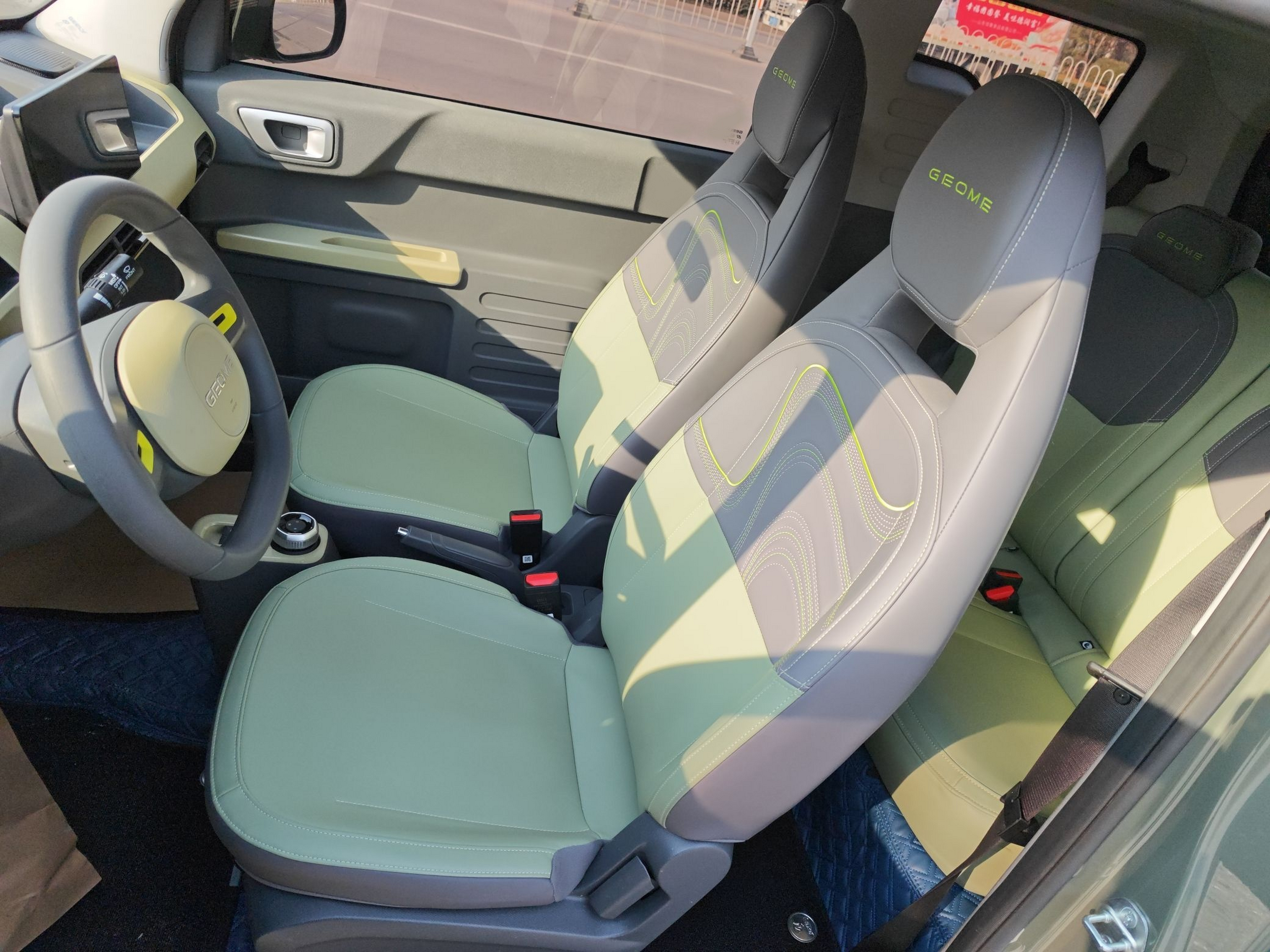 المقاعد الأمامية داخل السيارة