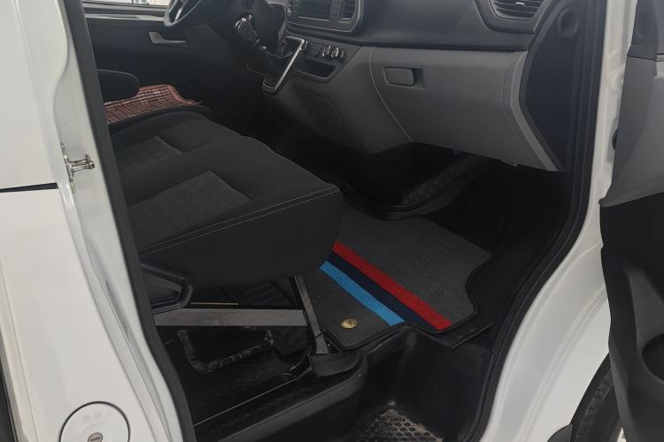 Used SAIC MAXUS Xintu V80 2021 2.0T Manual Classic Aoyuntong Short Wheelbase Mid-Roof 5/6-Seater