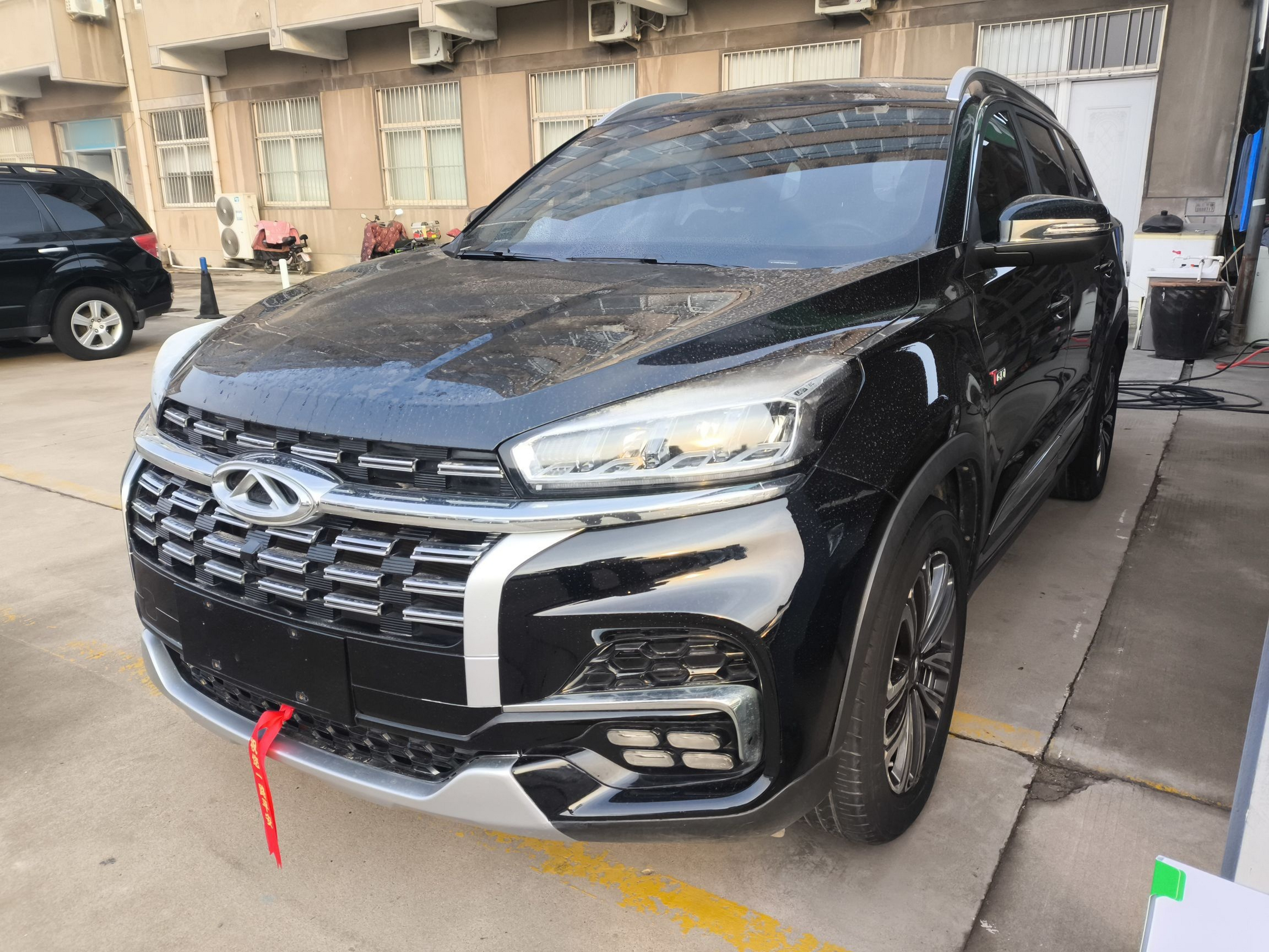 Под передней частью автомобиля