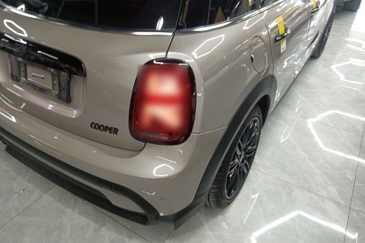 Used MINI MINI 2022 Updated 1.5T COOPER Artist Five-Door Edition
