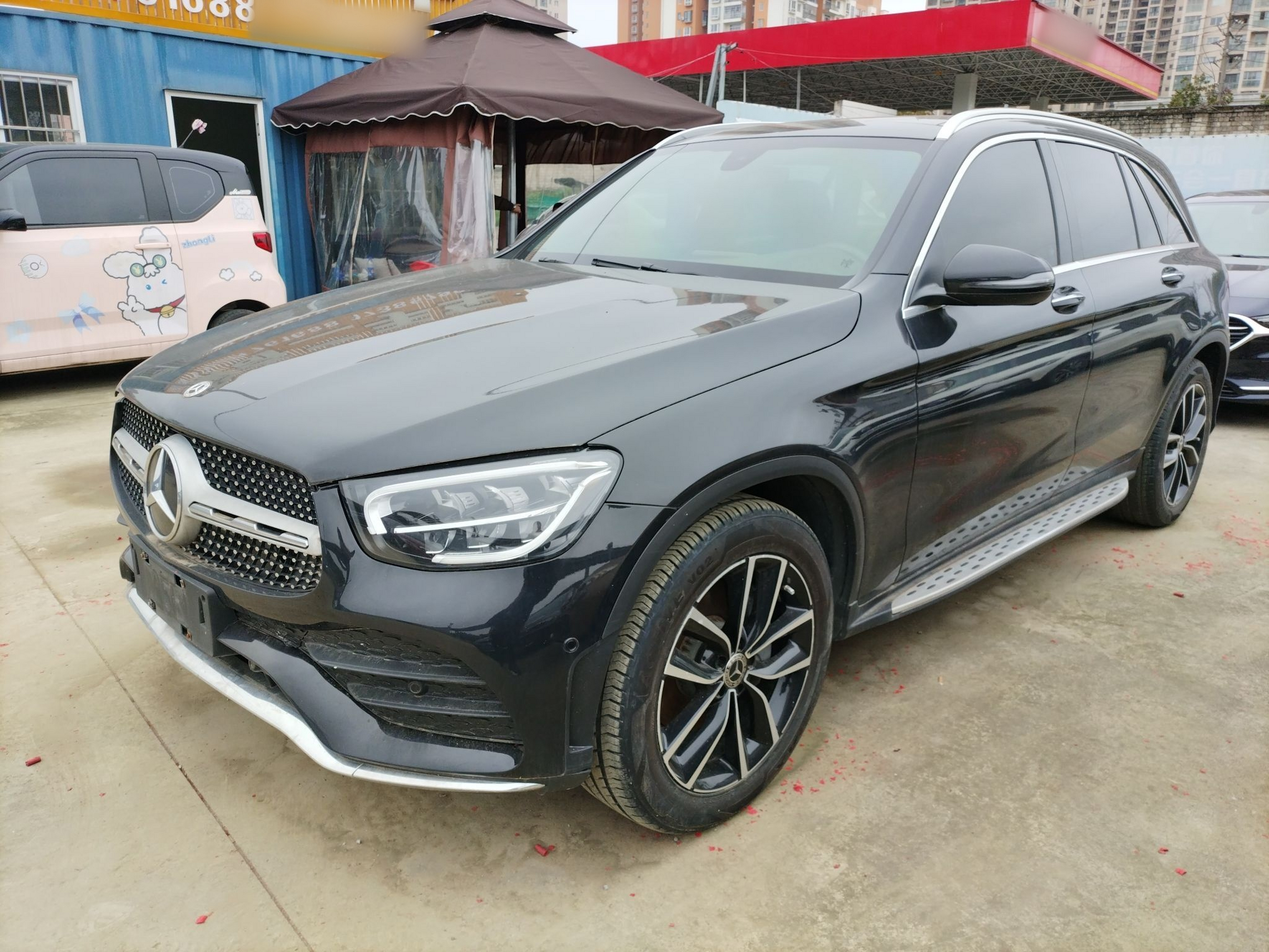 Под передней частью автомобиля