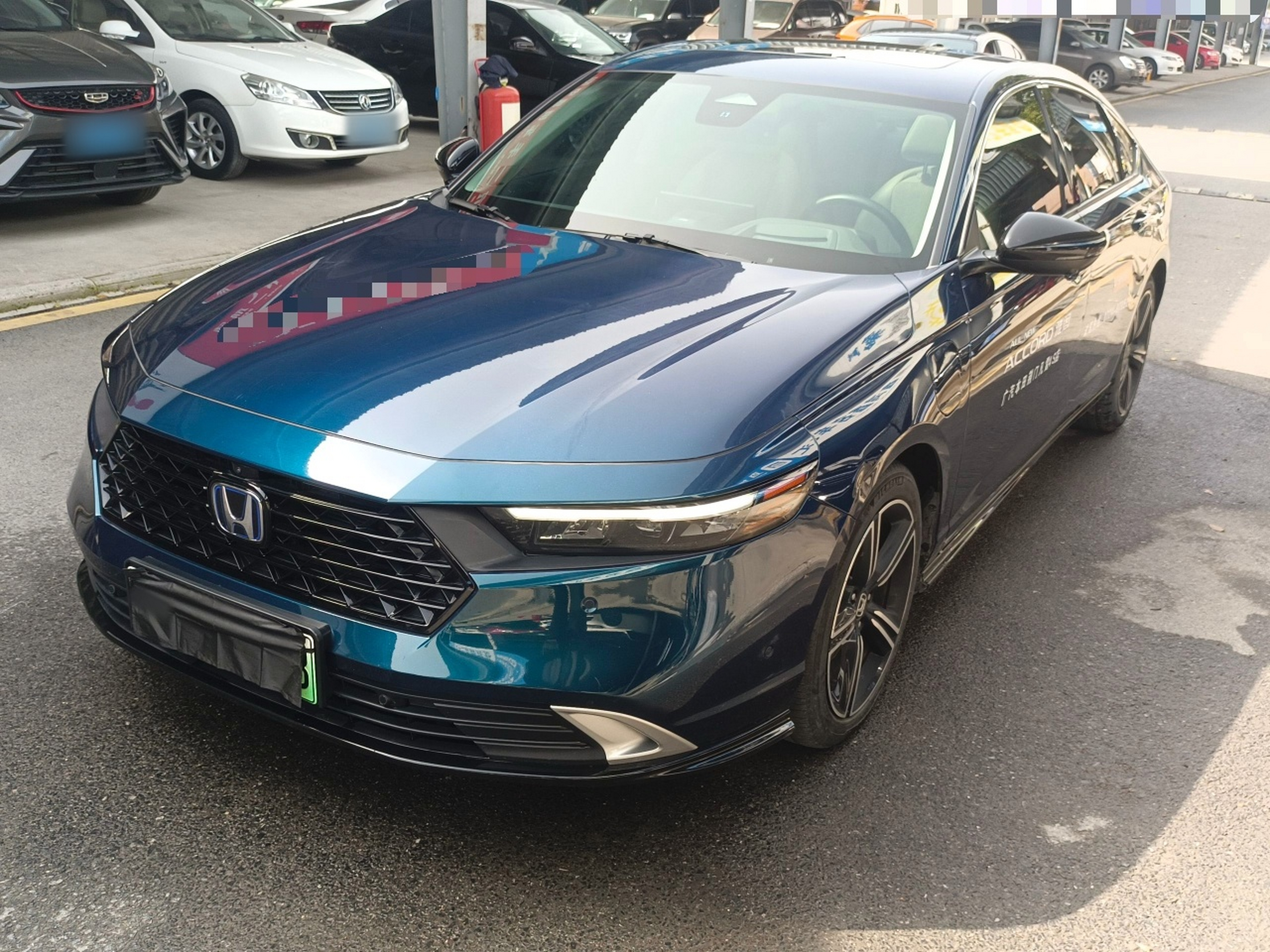 تحت مقدمة السيارة