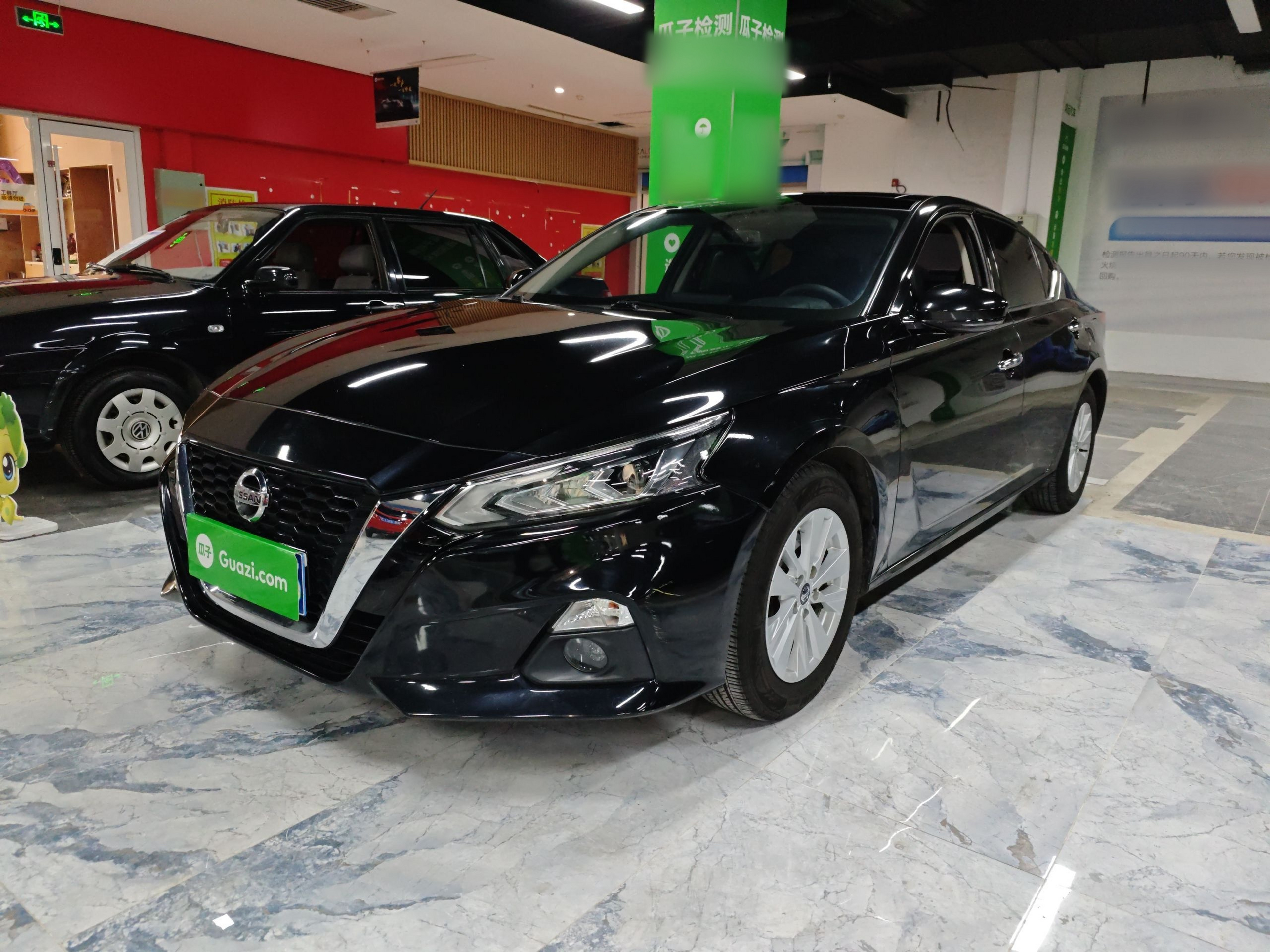 تحت مقدمة السيارة