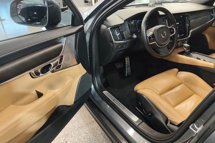 Used Volvo V90 2020 Cross Country T5 AWD Prestige Edition
