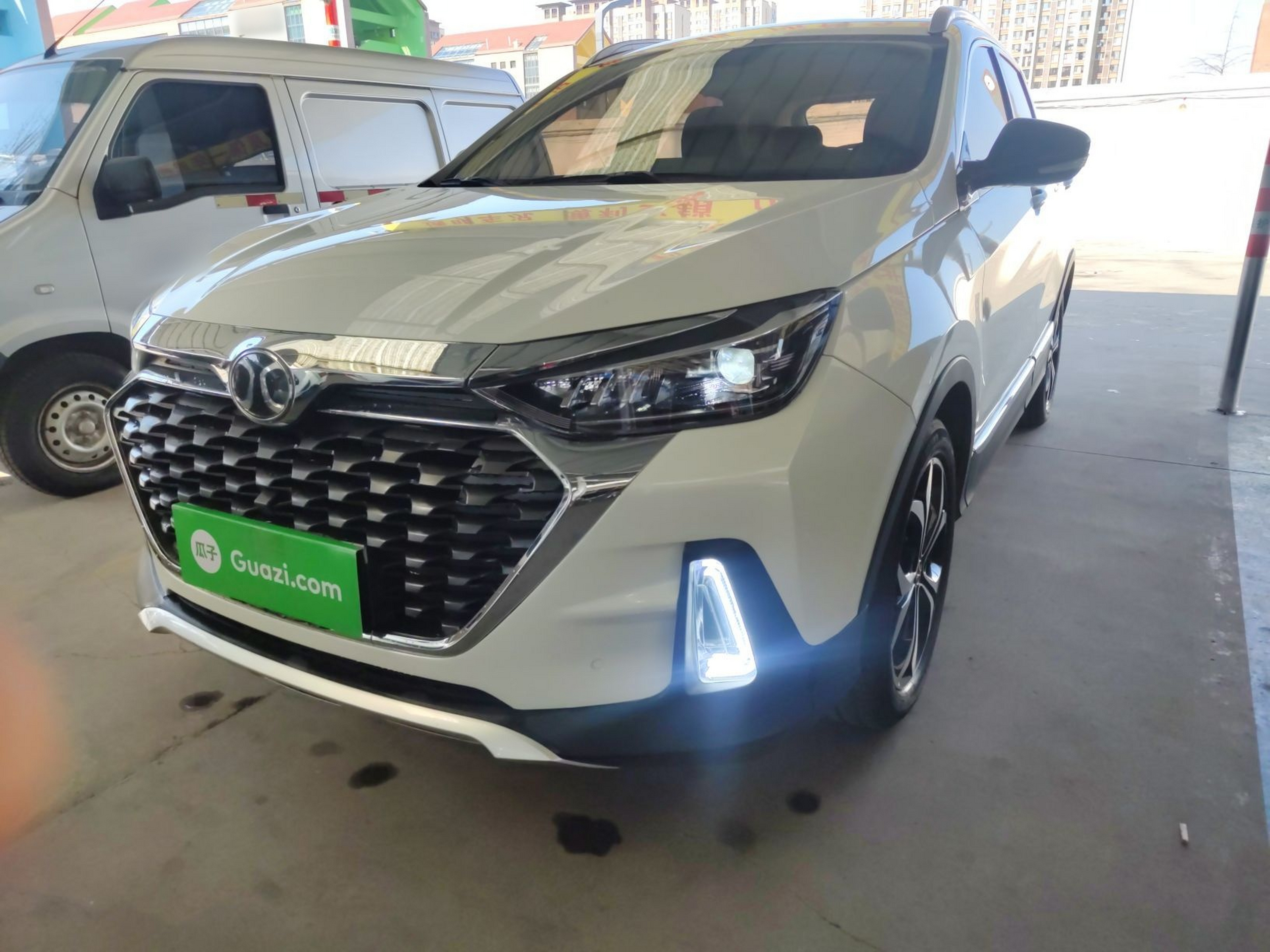 تحت مقدمة السيارة