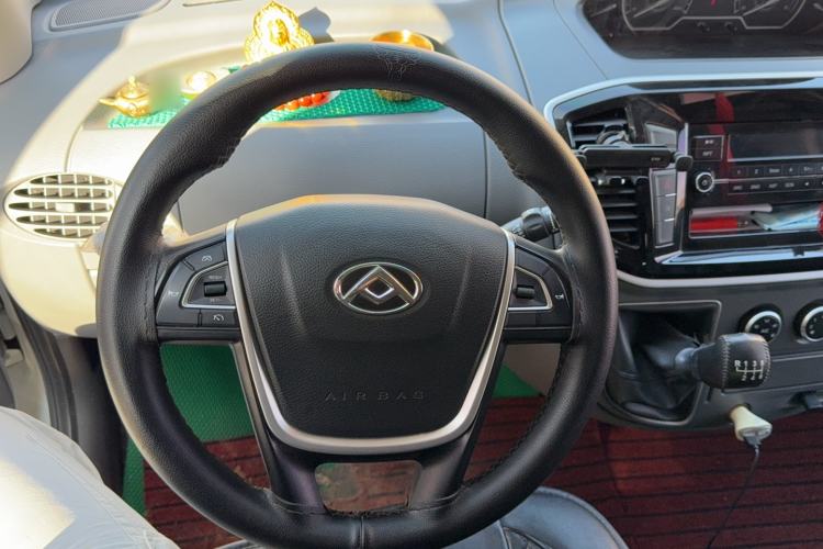 Used SAIC MAXUS Xintu V80 2023 2.0T Manual Classic Aoyuntong Short Wheelbase Mid-Roof 5/6-Seater
