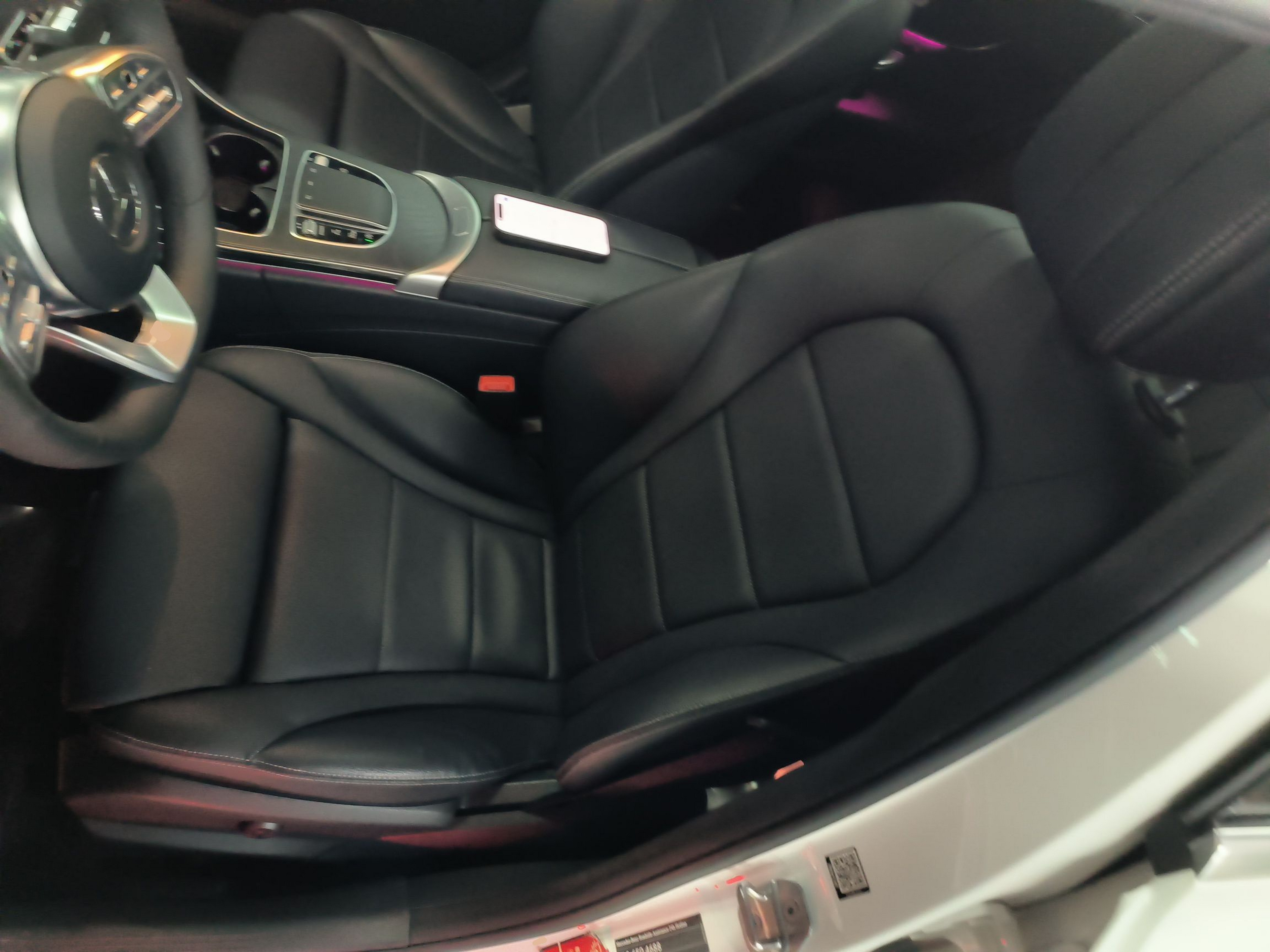 المقاعد الأمامية داخل السيارة