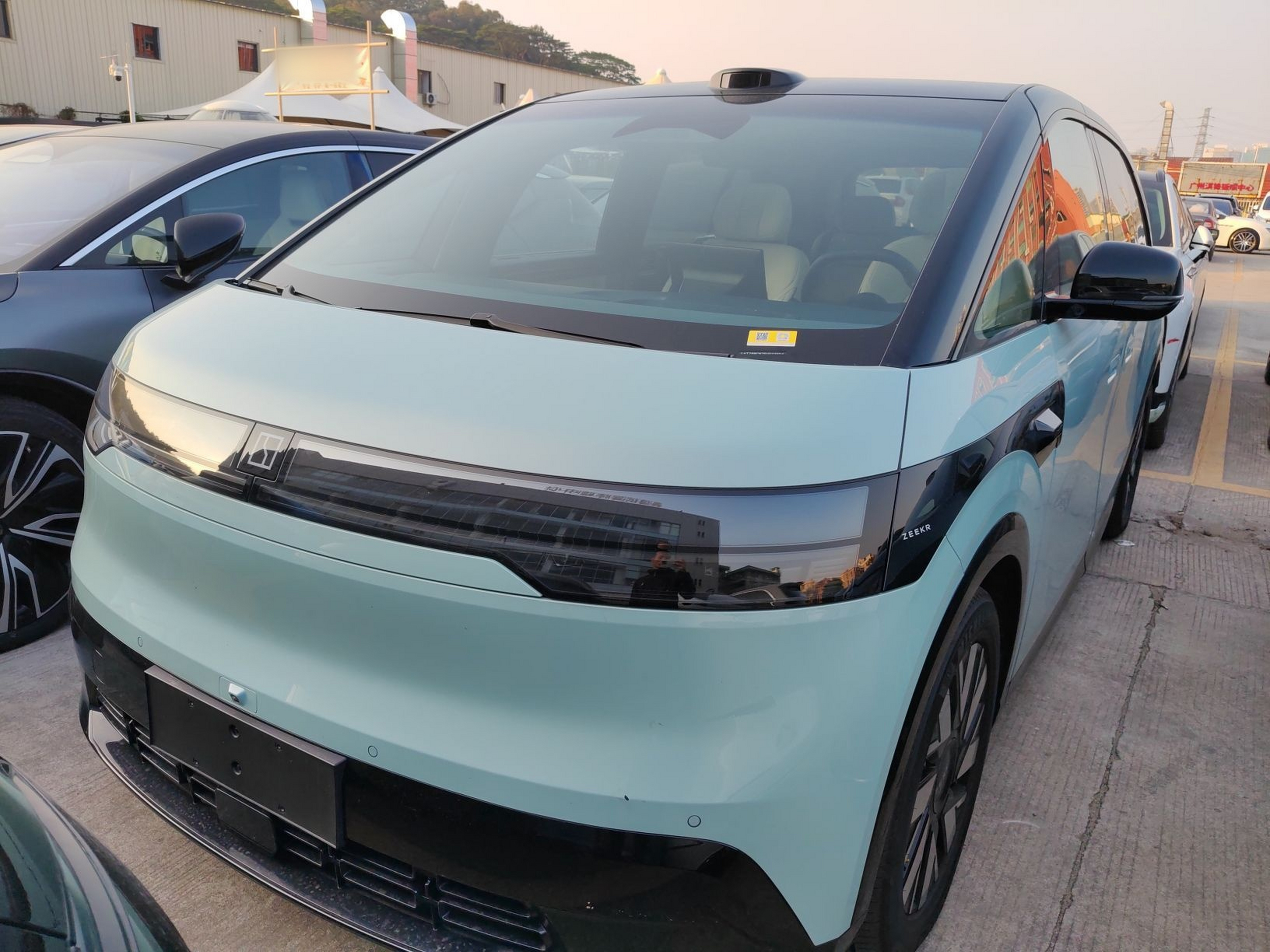 Под передней частью автомобиля