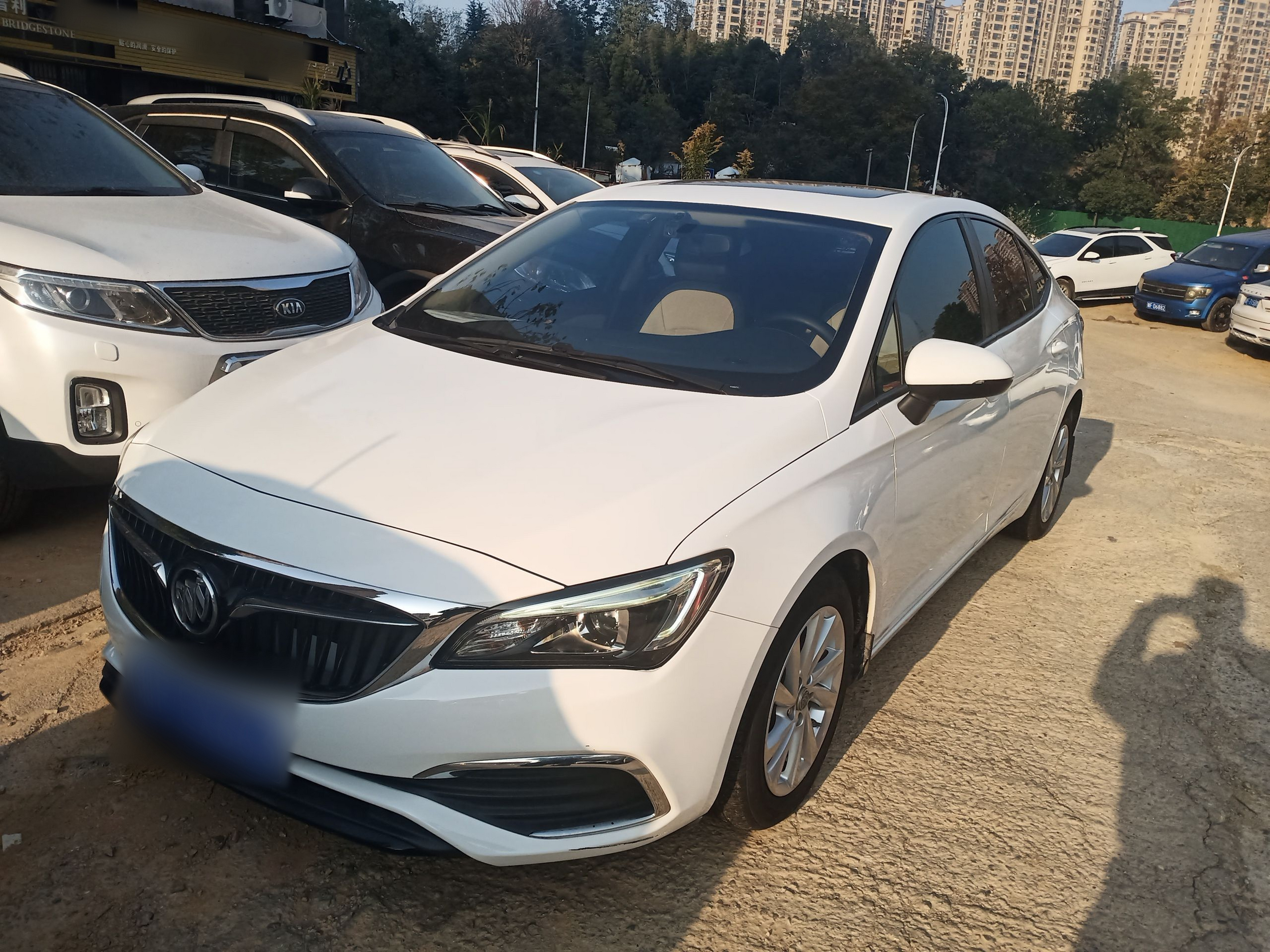 Под передней частью автомобиля