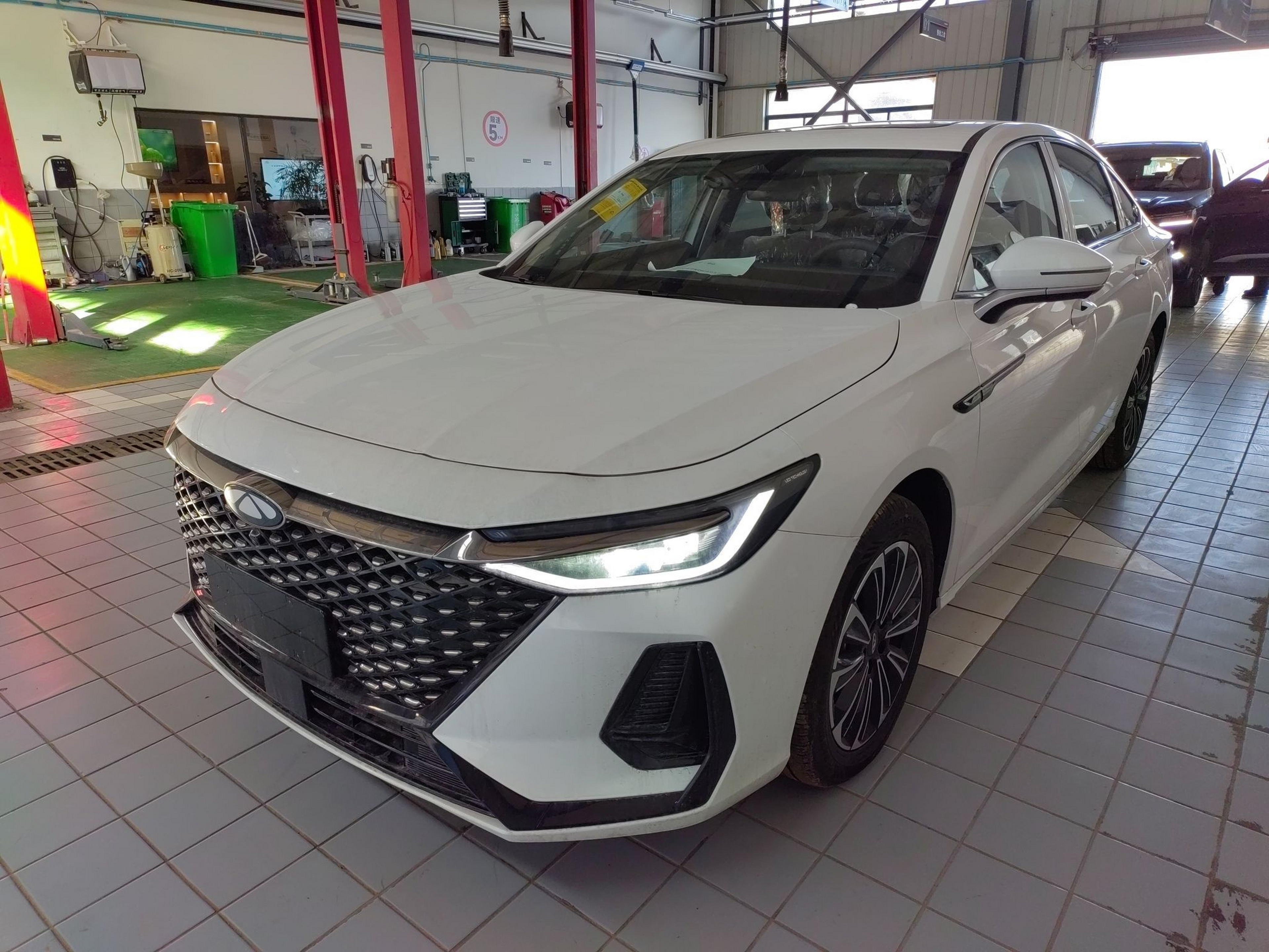 تحت مقدمة السيارة