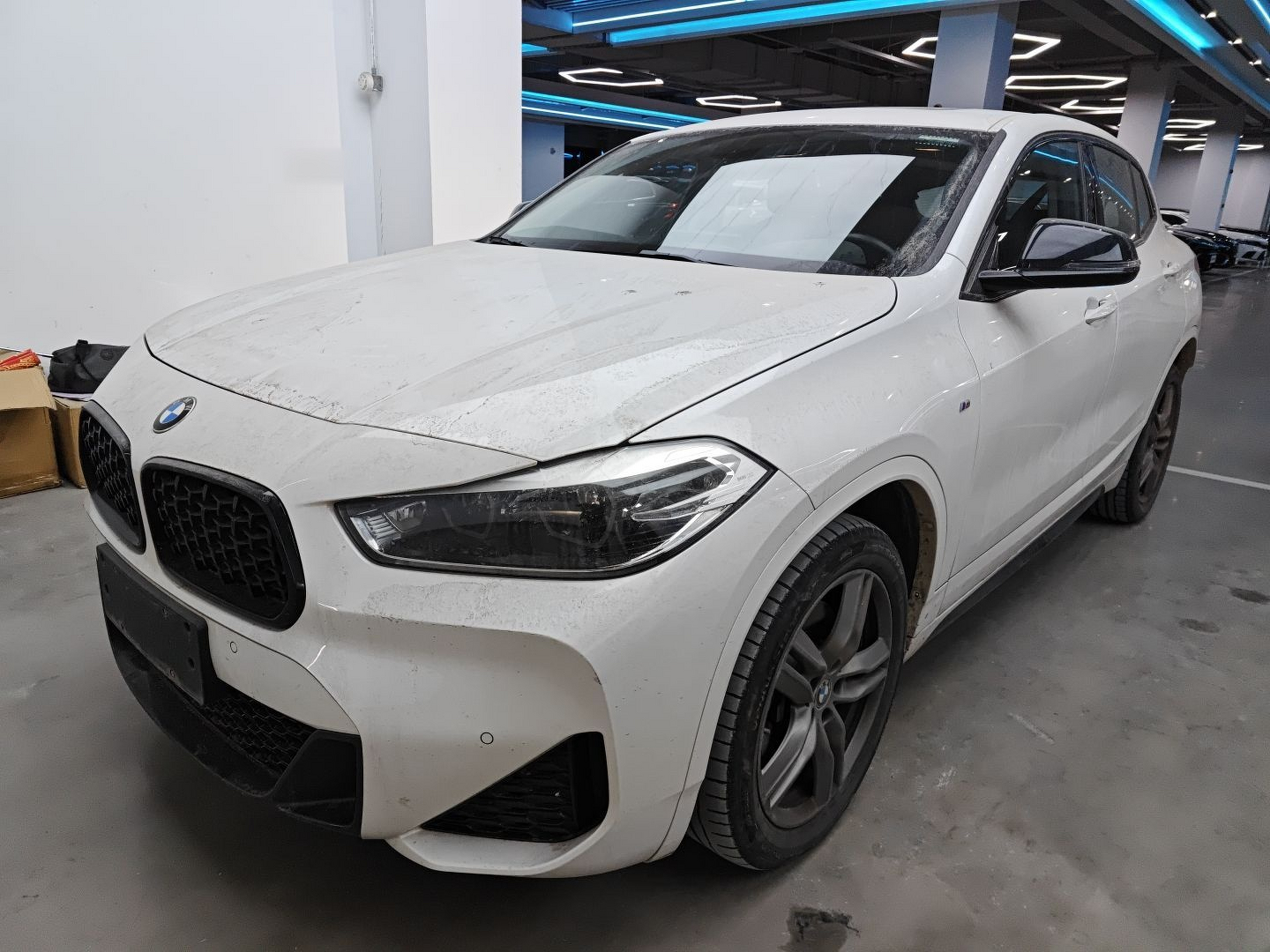 Под передней частью автомобиля