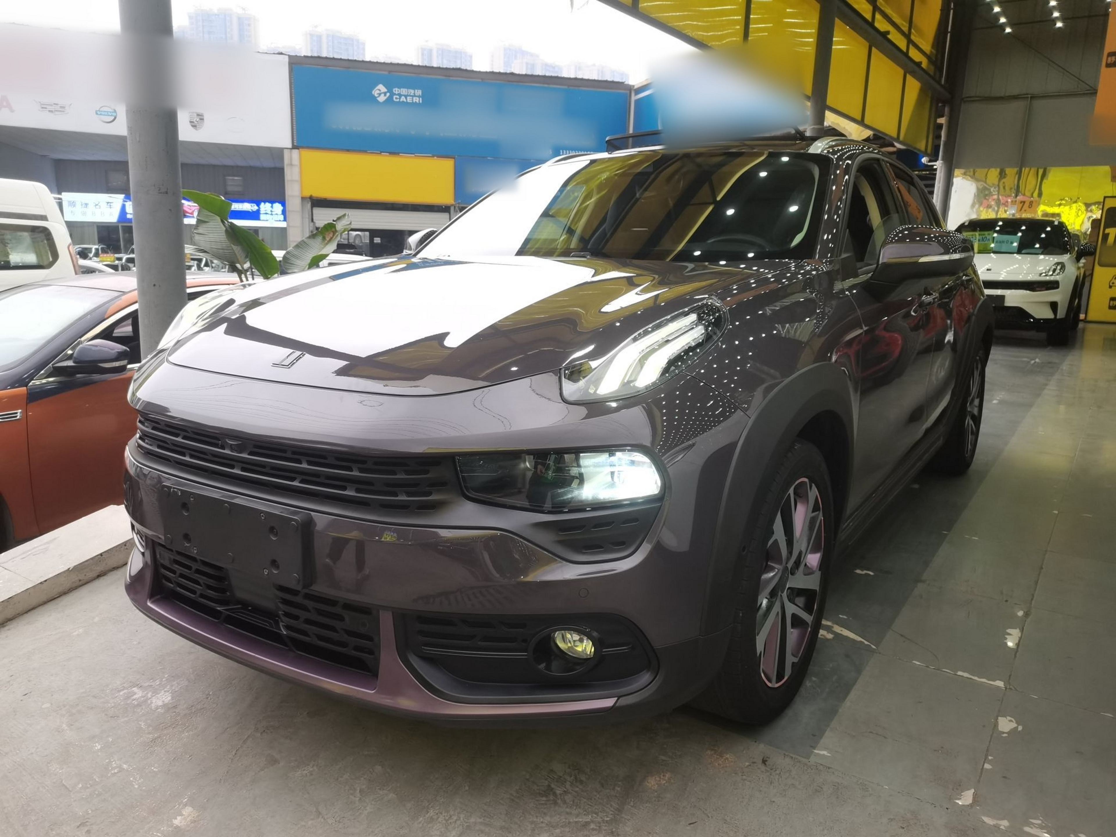 تحت مقدمة السيارة