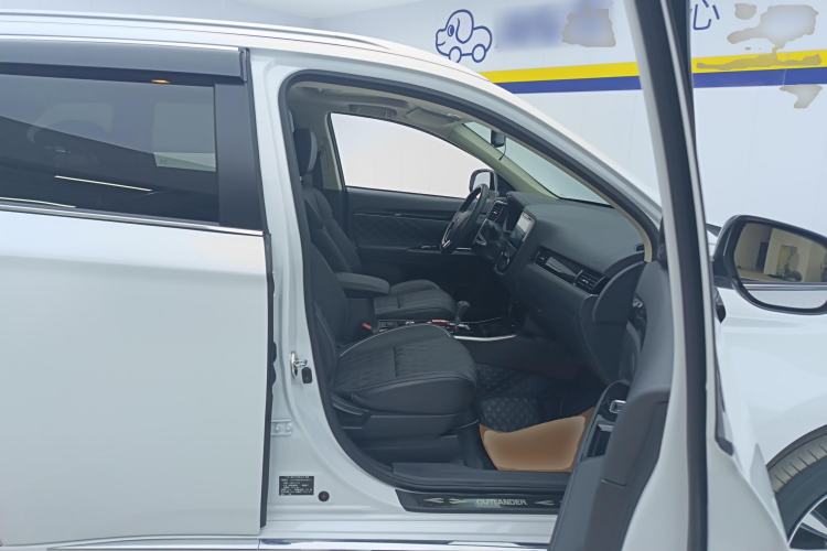 Used Mitsubishi Outlander 2021 2.4L 4x4 Zhi Xiang Edition 7 Seats
