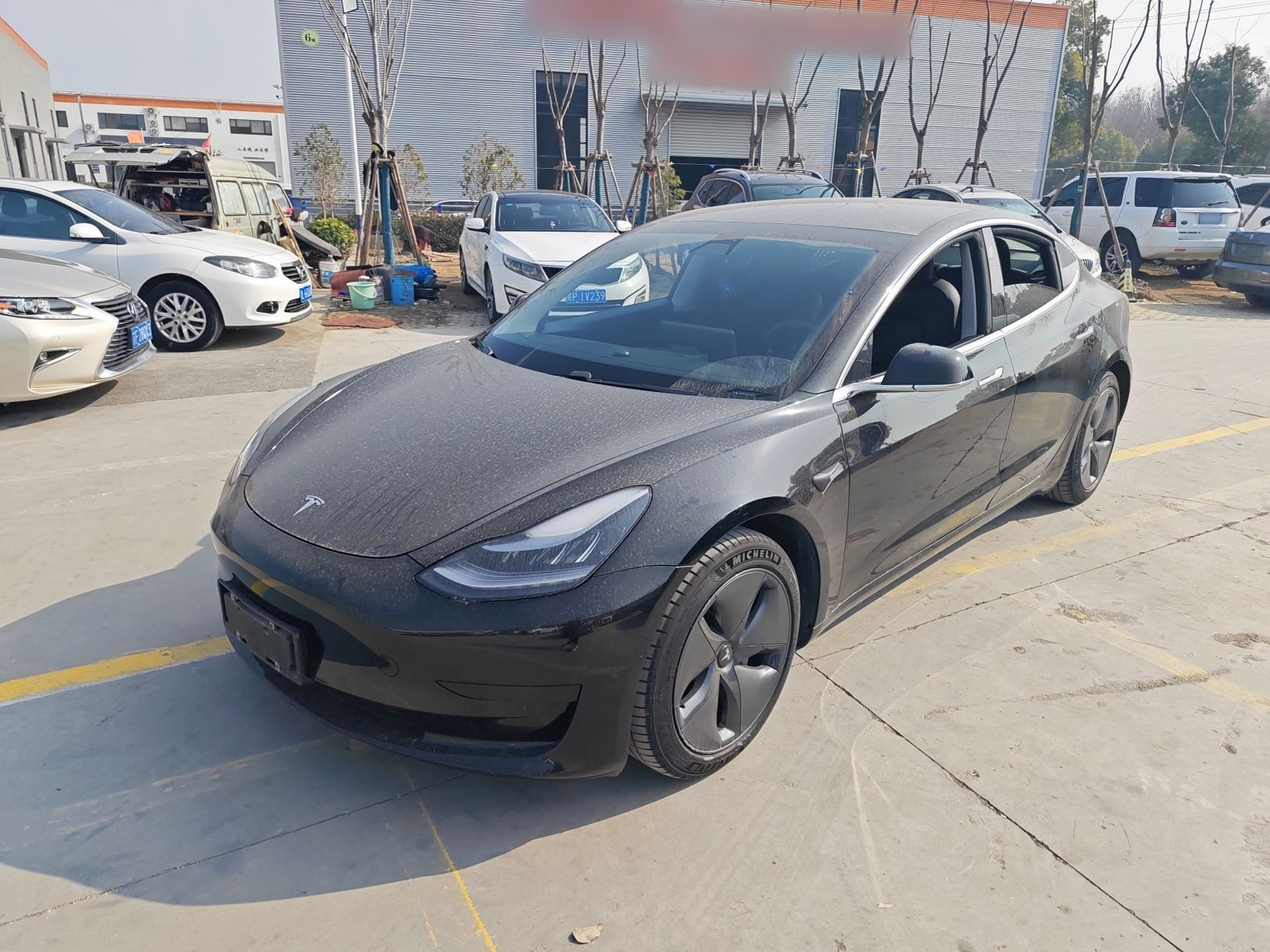 Под передней частью автомобиля