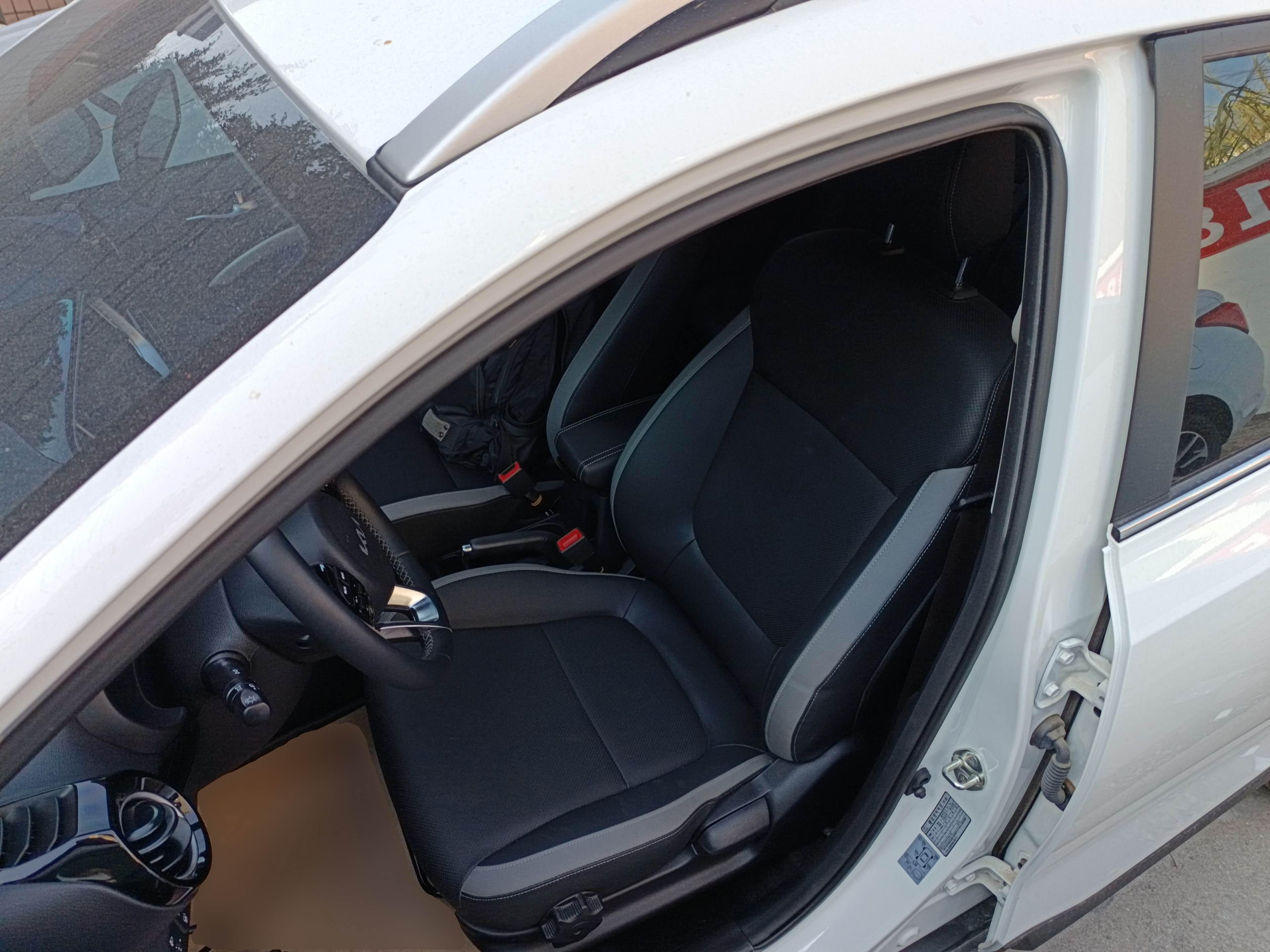 Переднее сиденье в автомобиле