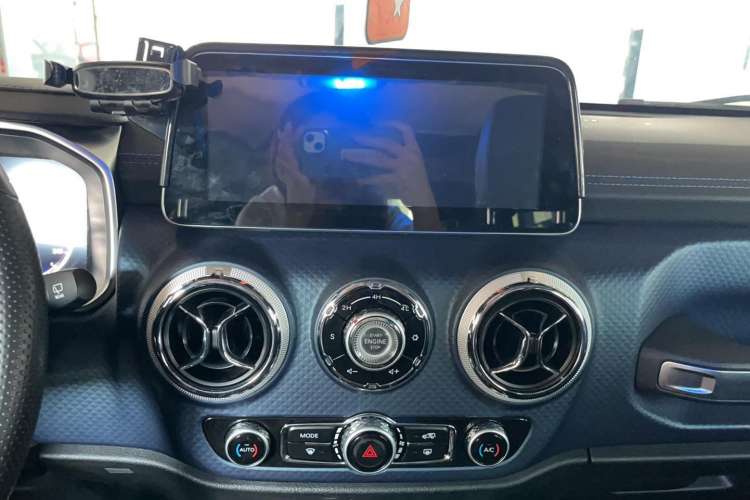 Used Beijing Auto BJ40 2018 PLUS 2.3T Automatic Four-Wheel Drive Flagship Version China V Emission Standard
