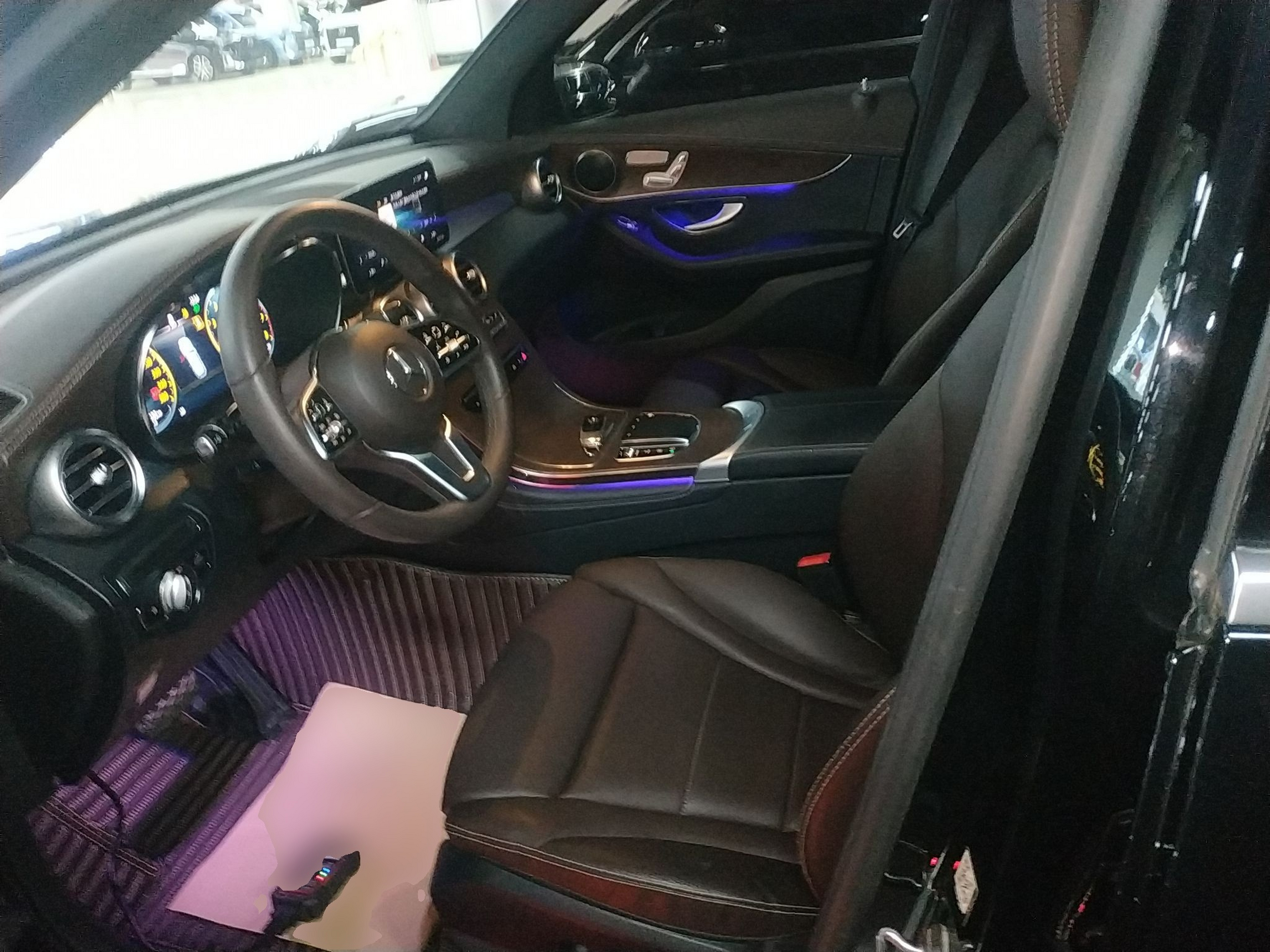 المقاعد الأمامية داخل السيارة