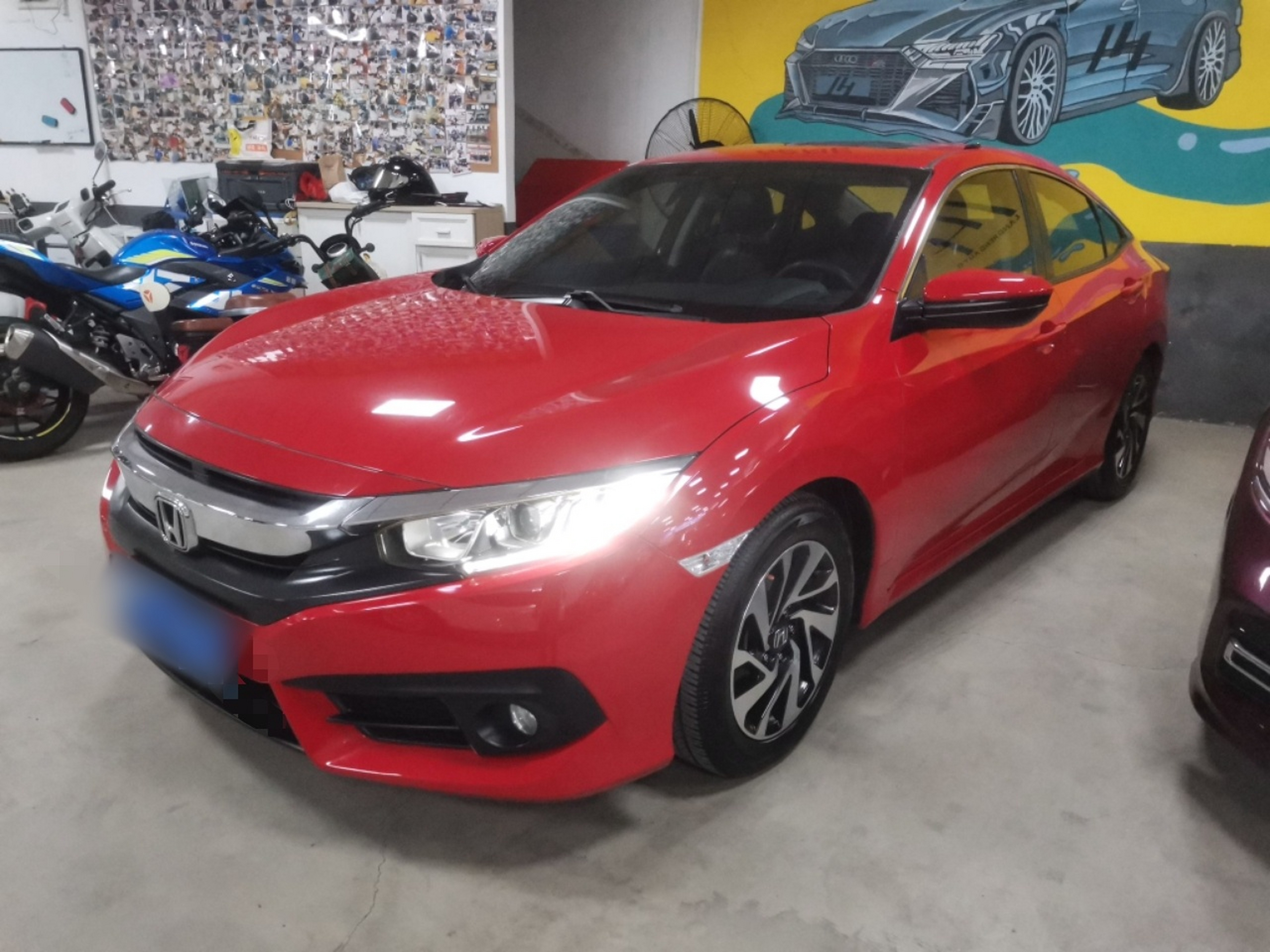 تحت مقدمة السيارة