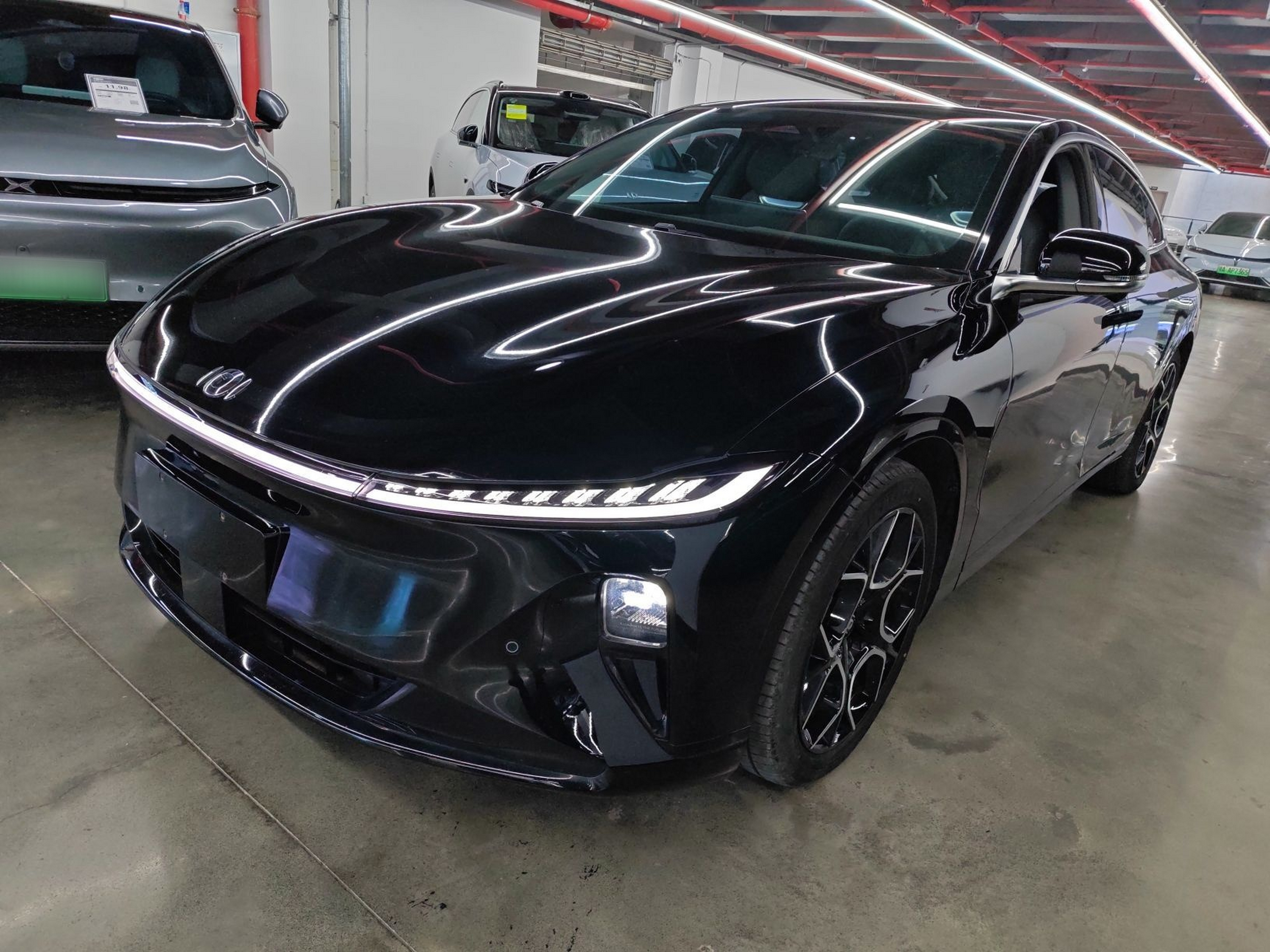 تحت مقدمة السيارة