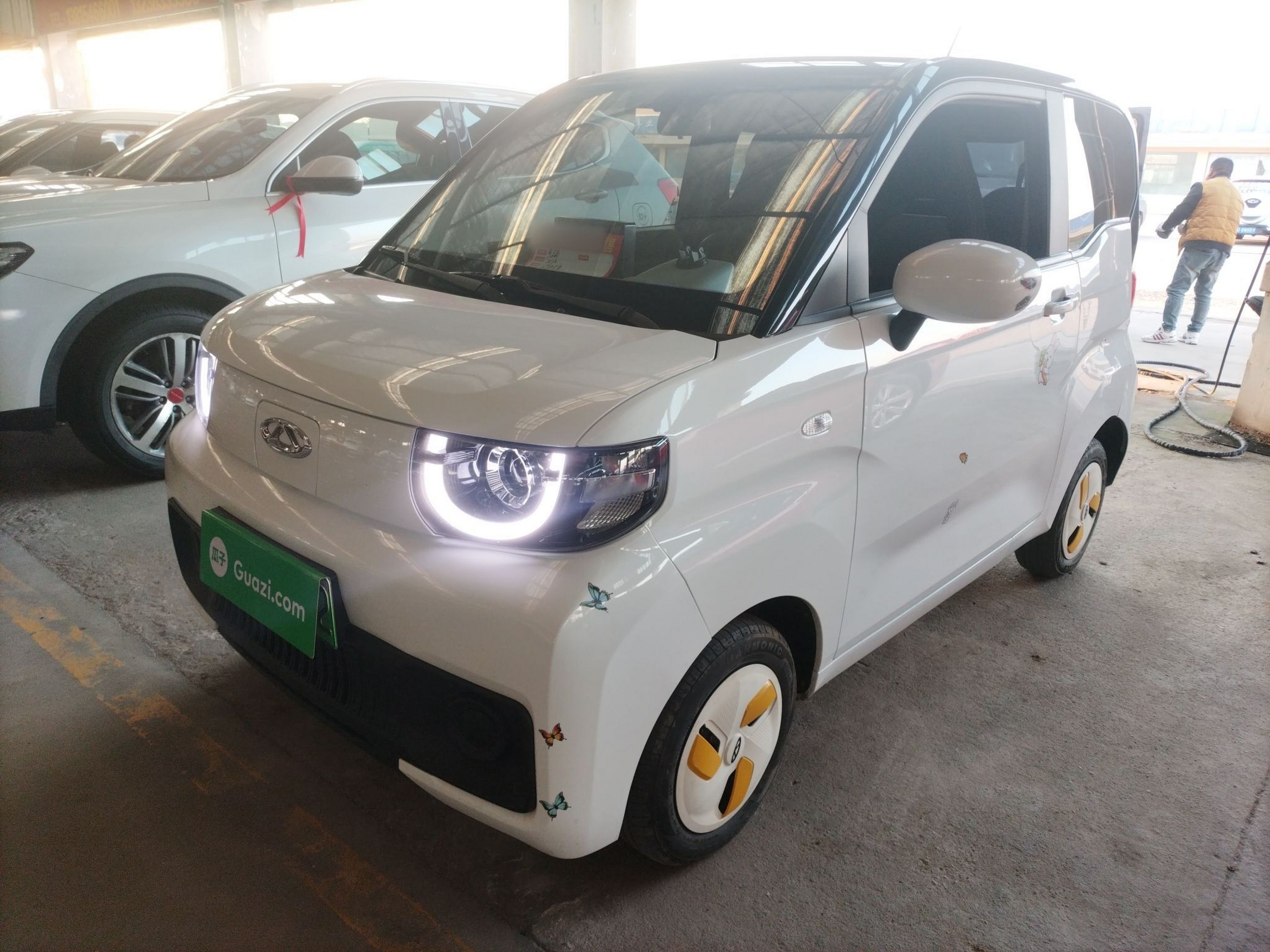 Под передней частью автомобиля