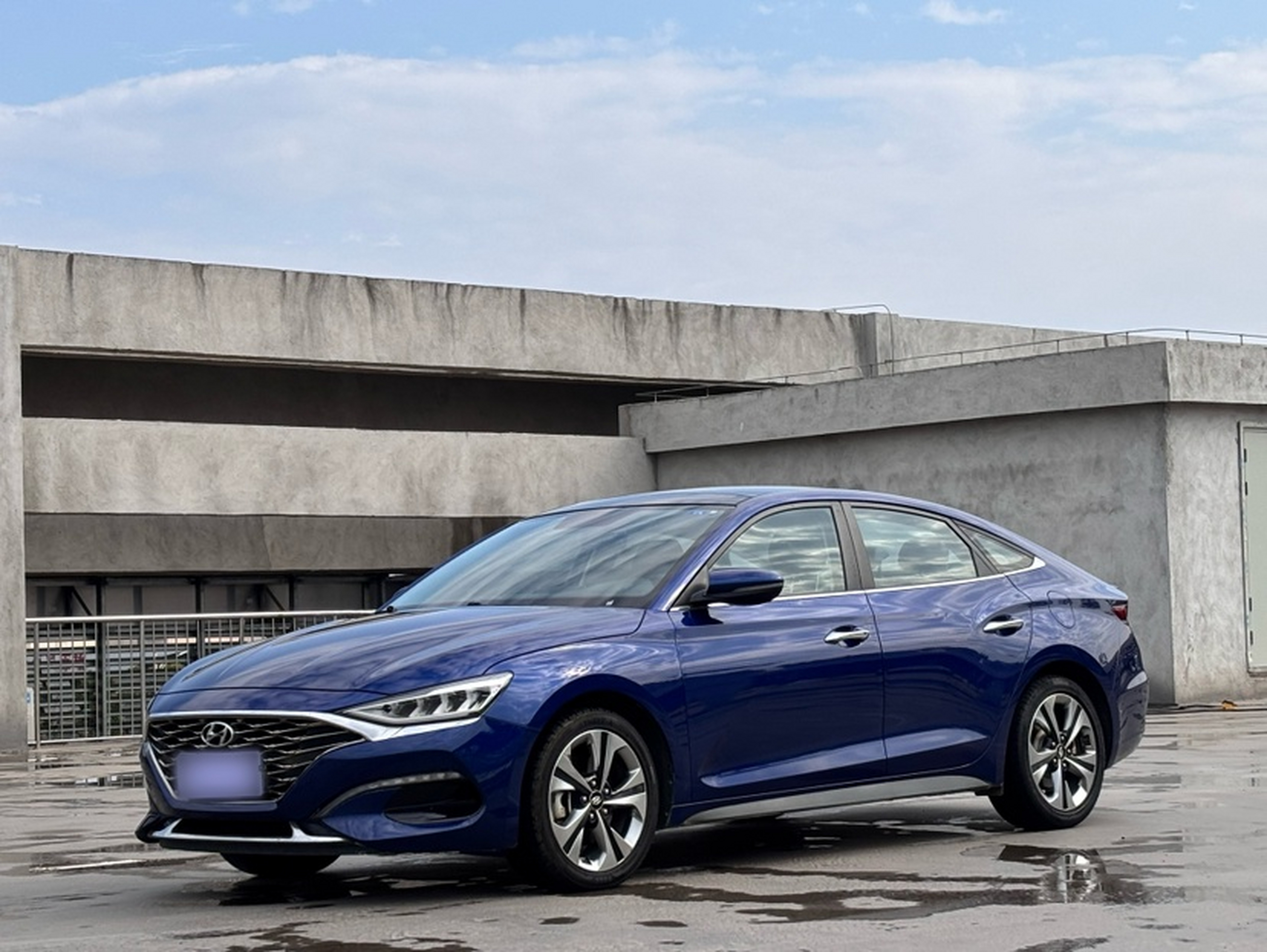 تحت مقدمة السيارة