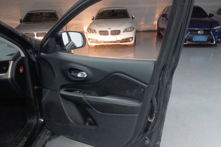 Used  Cherokee 2016 2.4L Professional Edition
