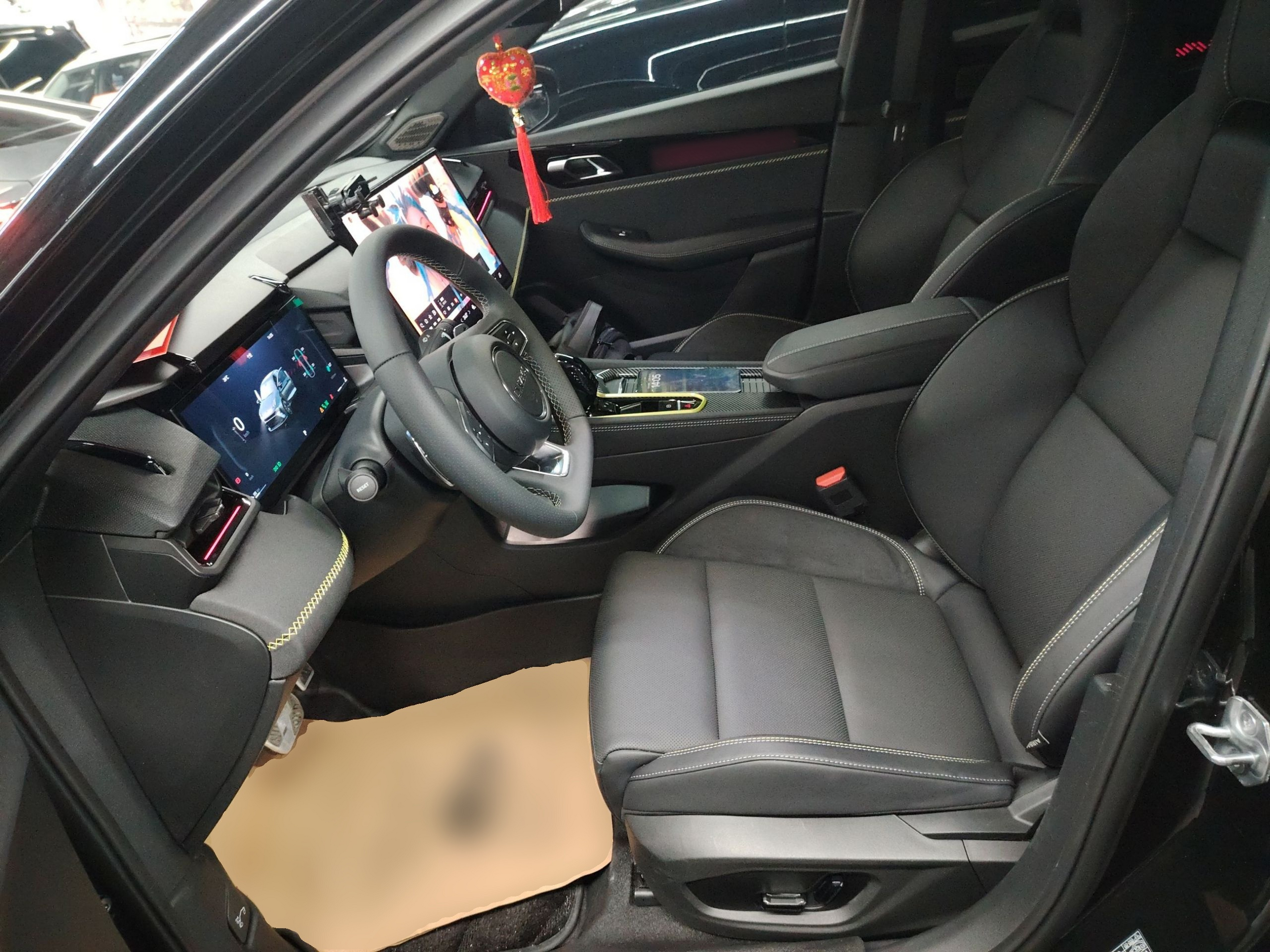 المقاعد الأمامية داخل السيارة