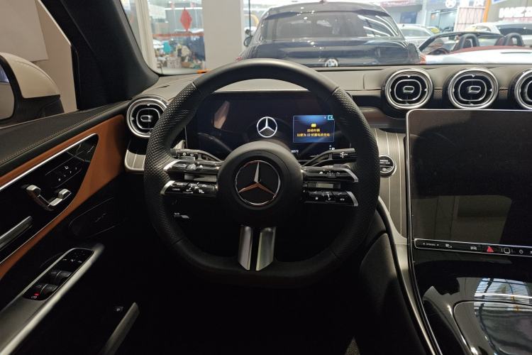 Used Mercedes-Benz GLC 2023 Facelift GLC 260 L 4MATIC Luxury Version 5 Seats
