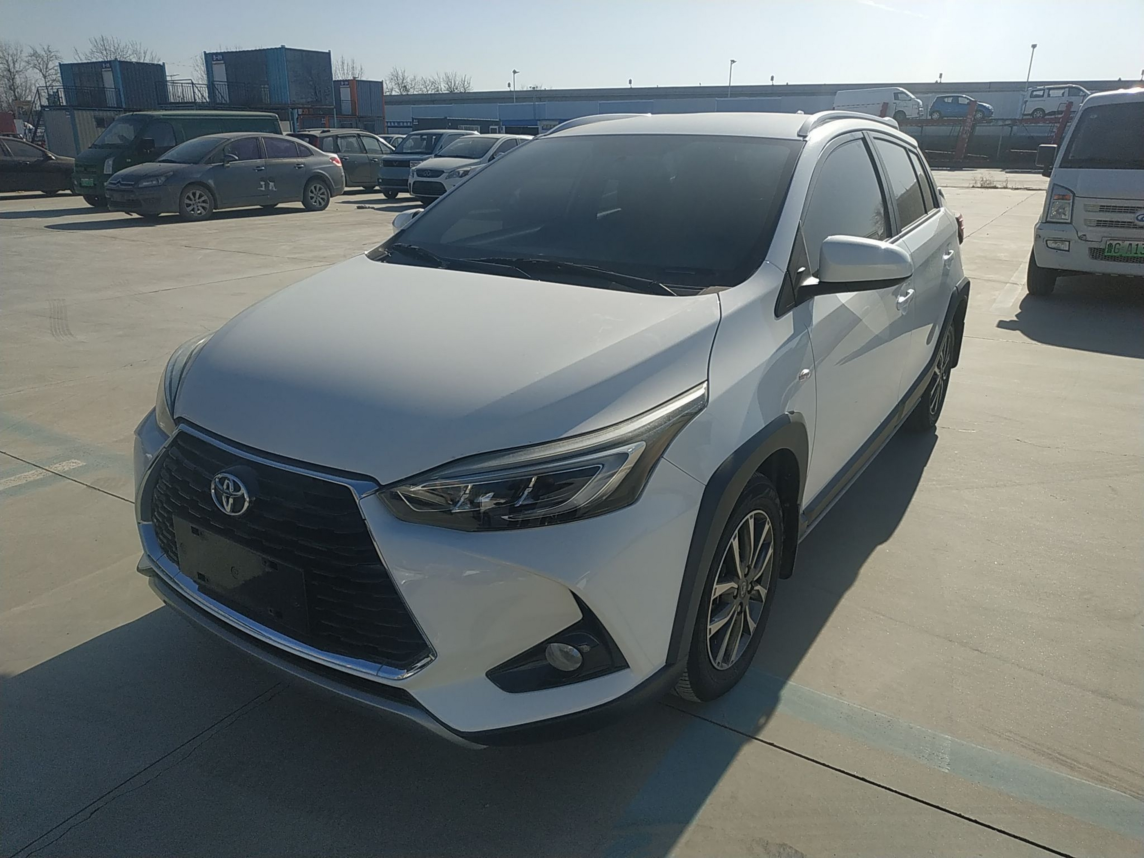 تحت مقدمة السيارة