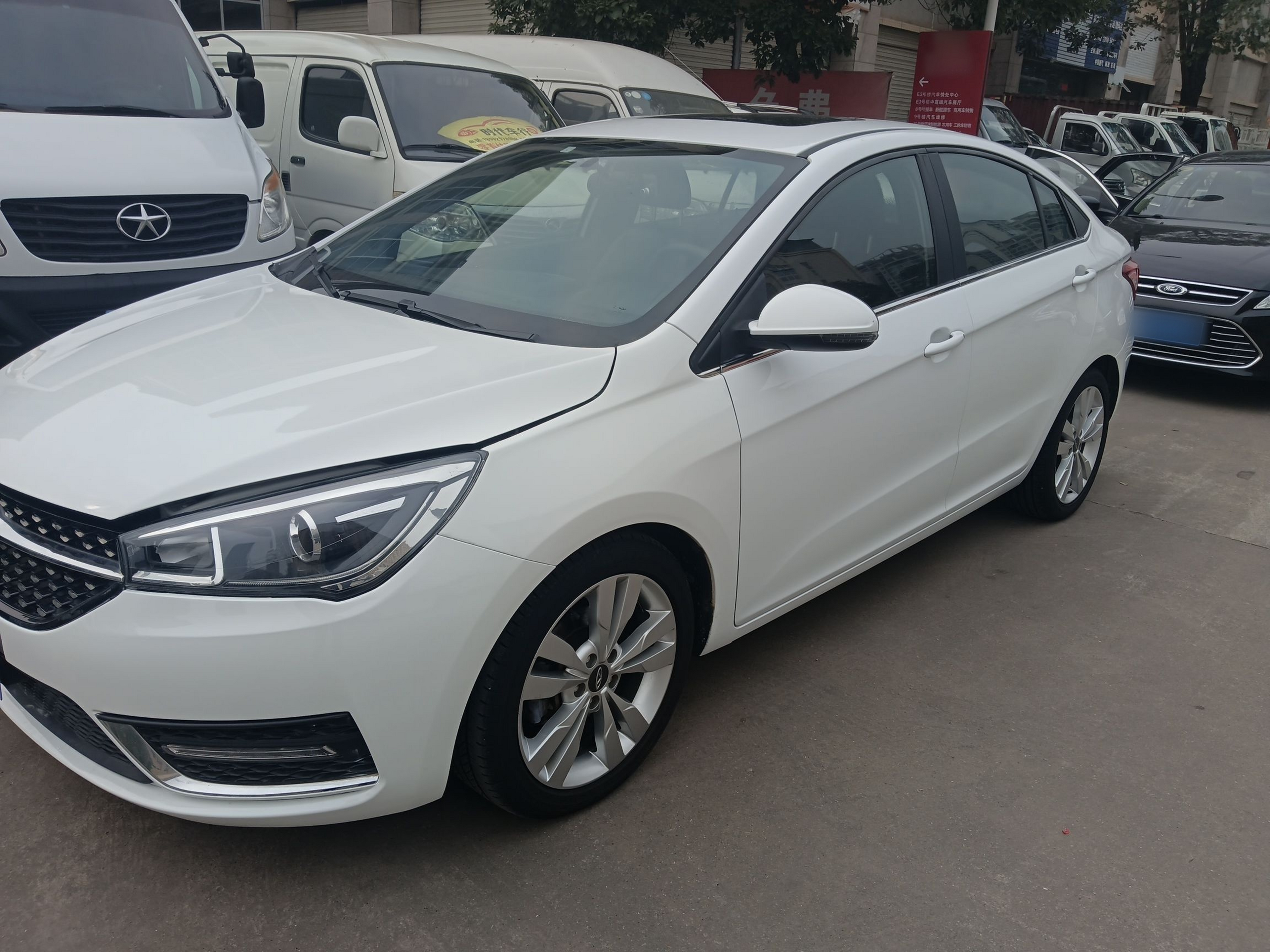 تحت مقدمة السيارة