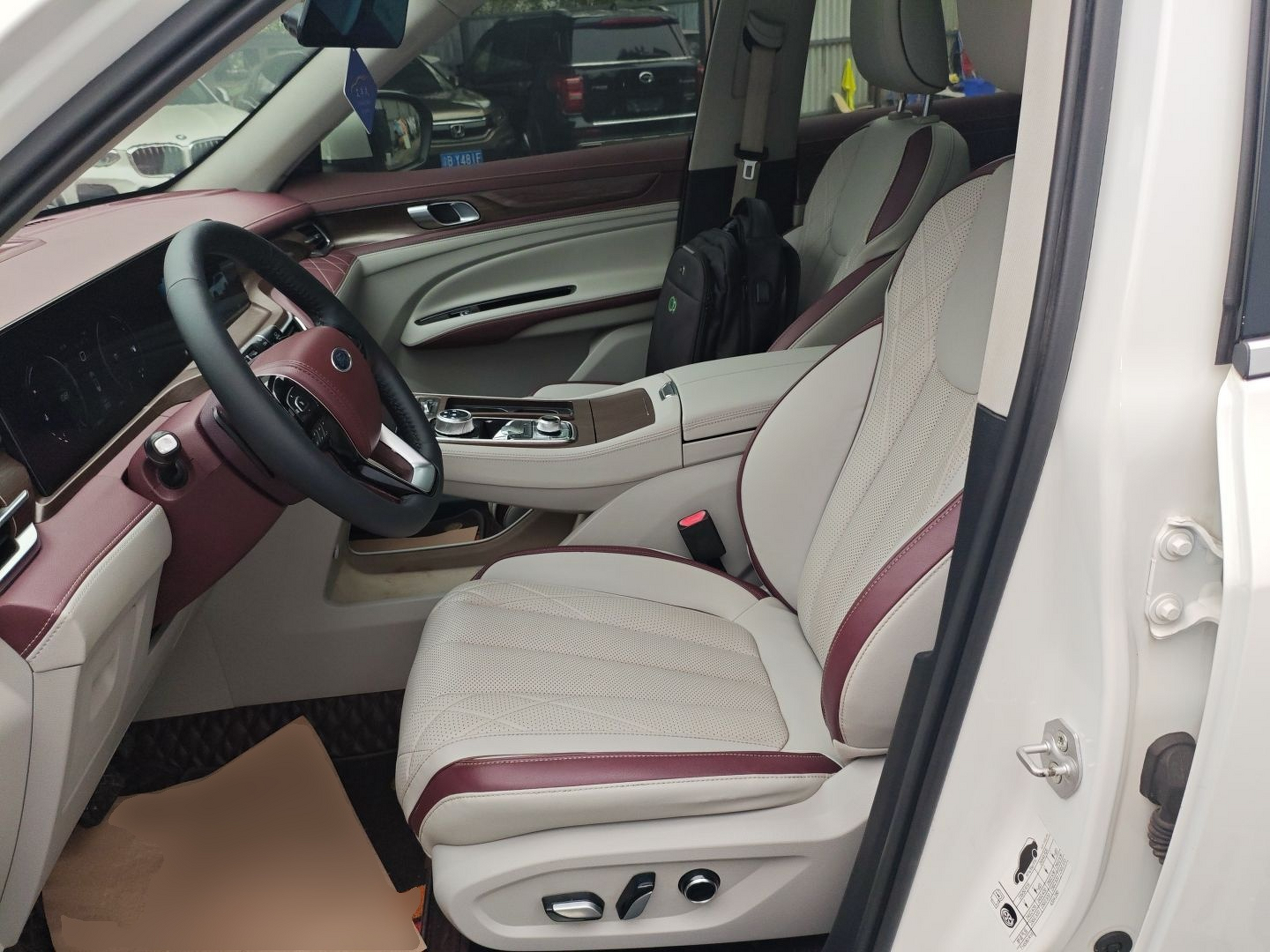 المقاعد الأمامية داخل السيارة