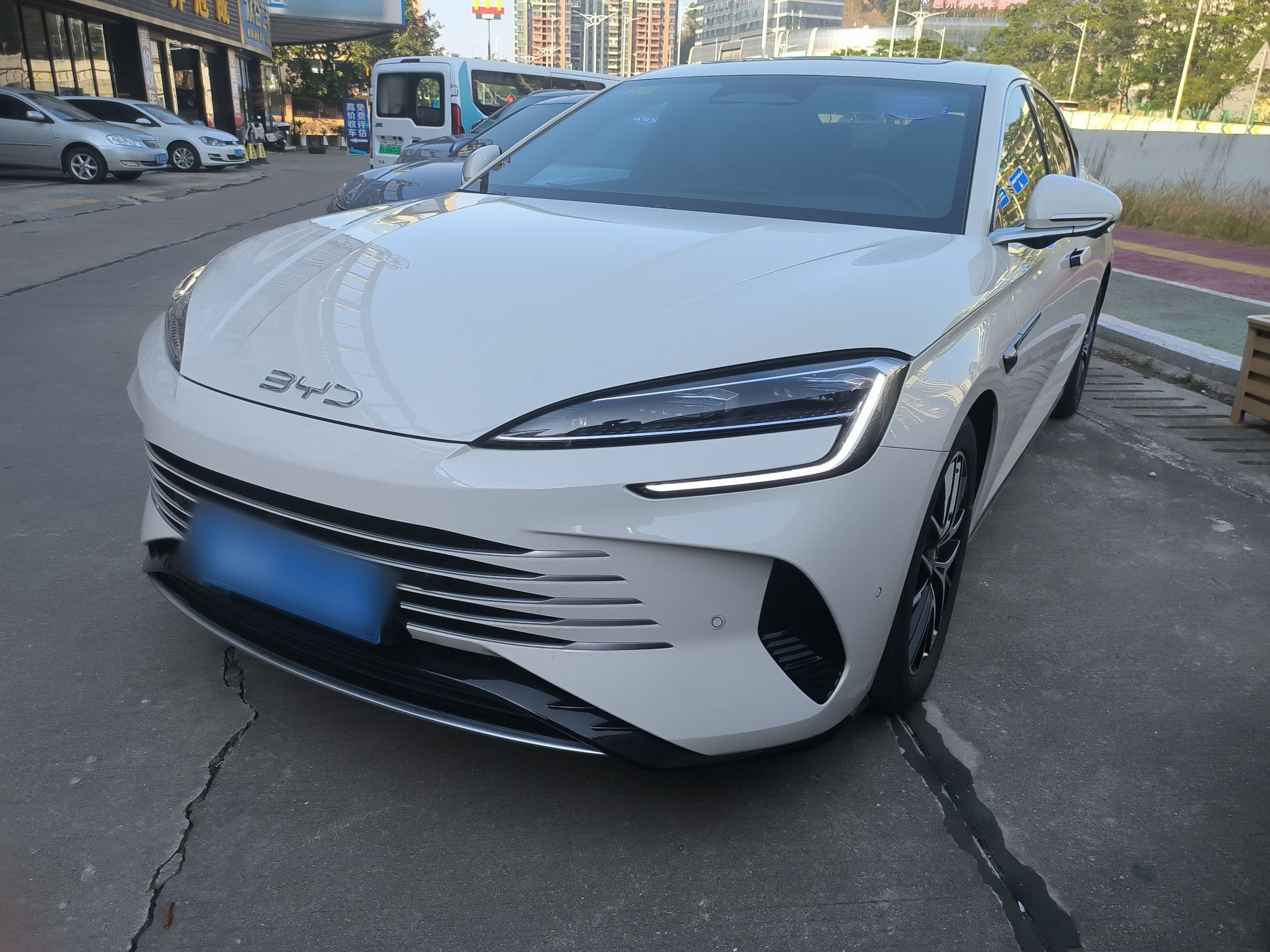 تحت مقدمة السيارة