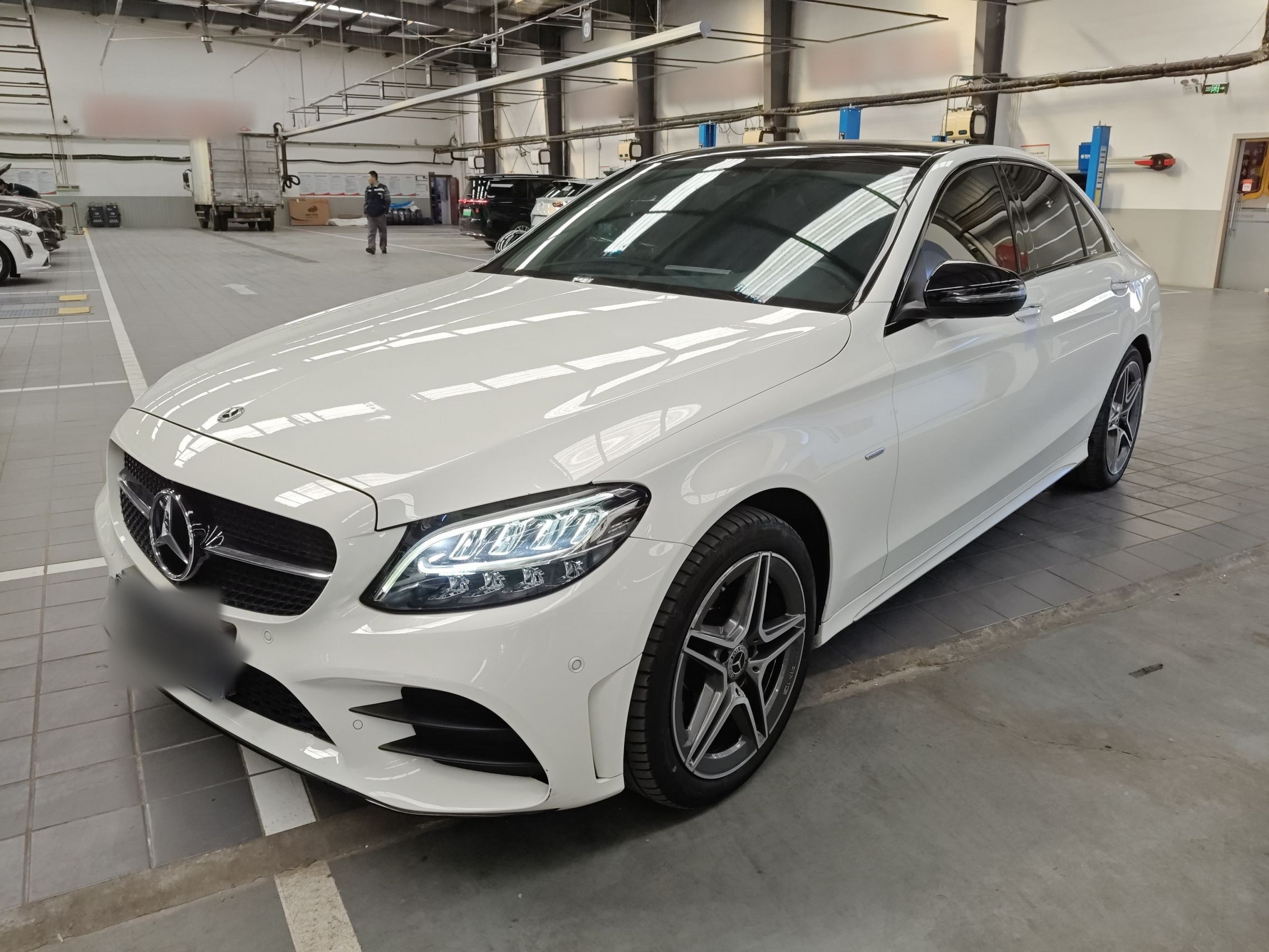 Под передней частью автомобиля