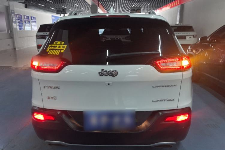 Used  Cherokee 2017 2.4L Leading Smart Edition
