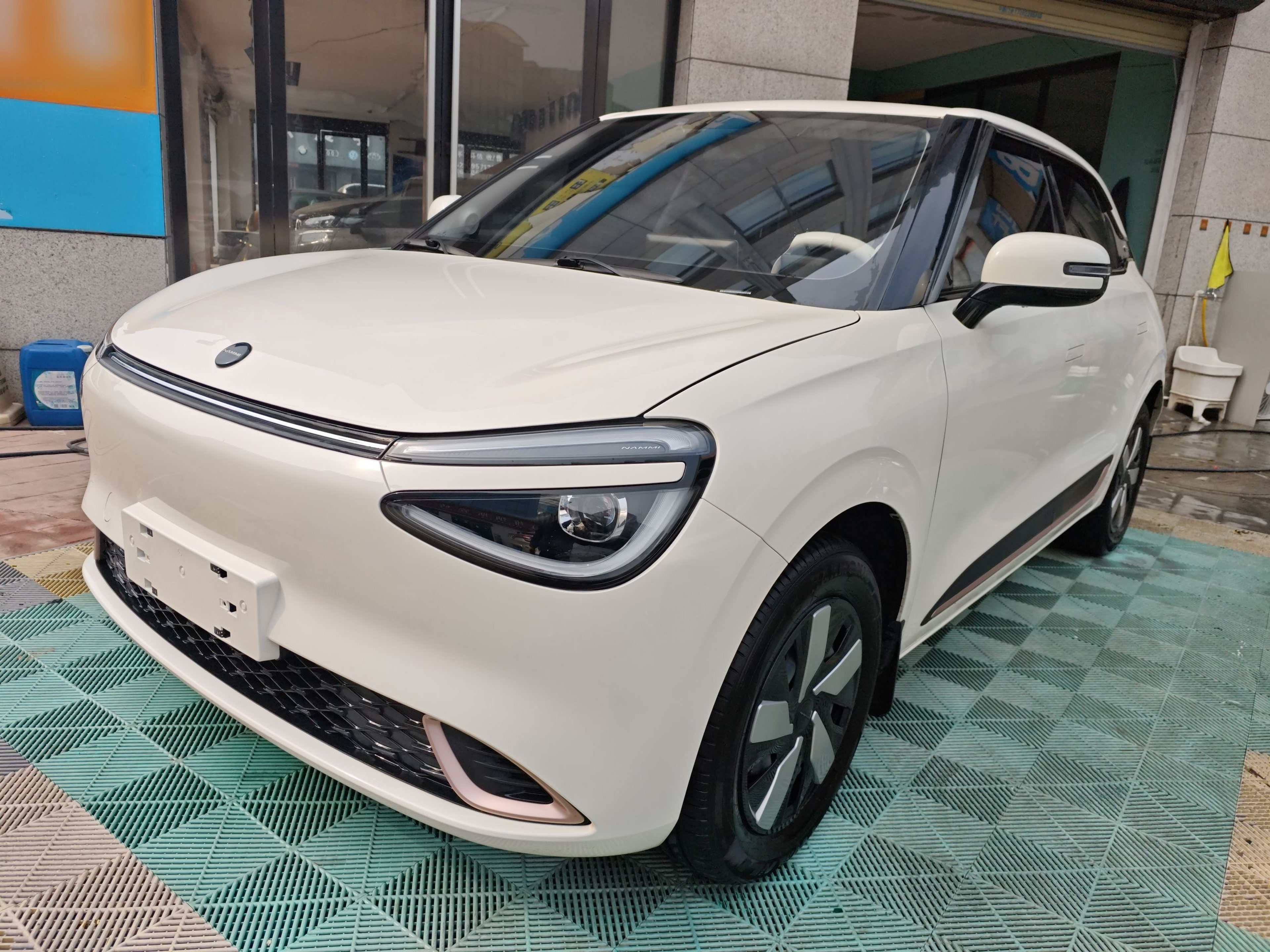 Под передней частью автомобиля