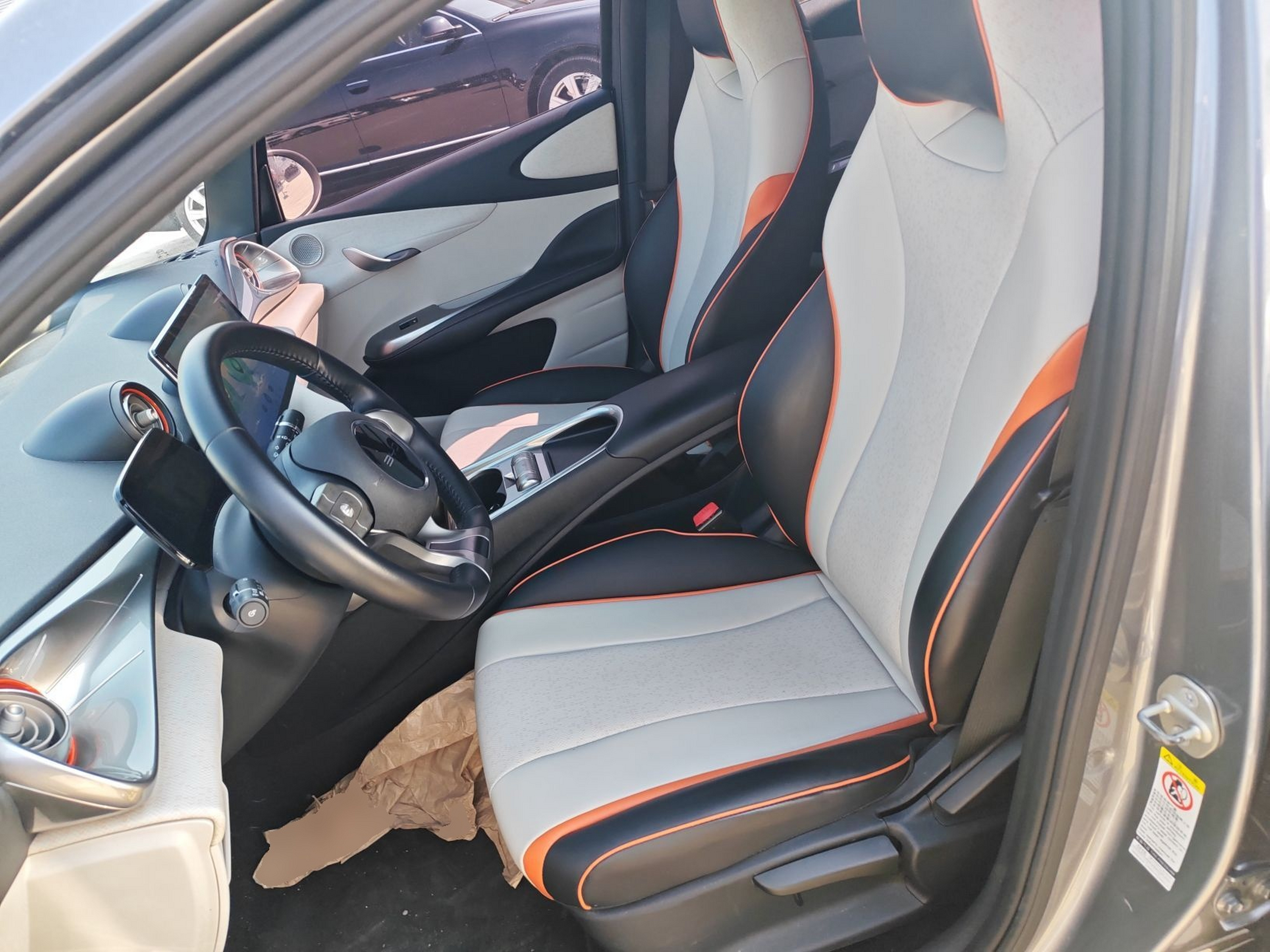 المقاعد الأمامية داخل السيارة